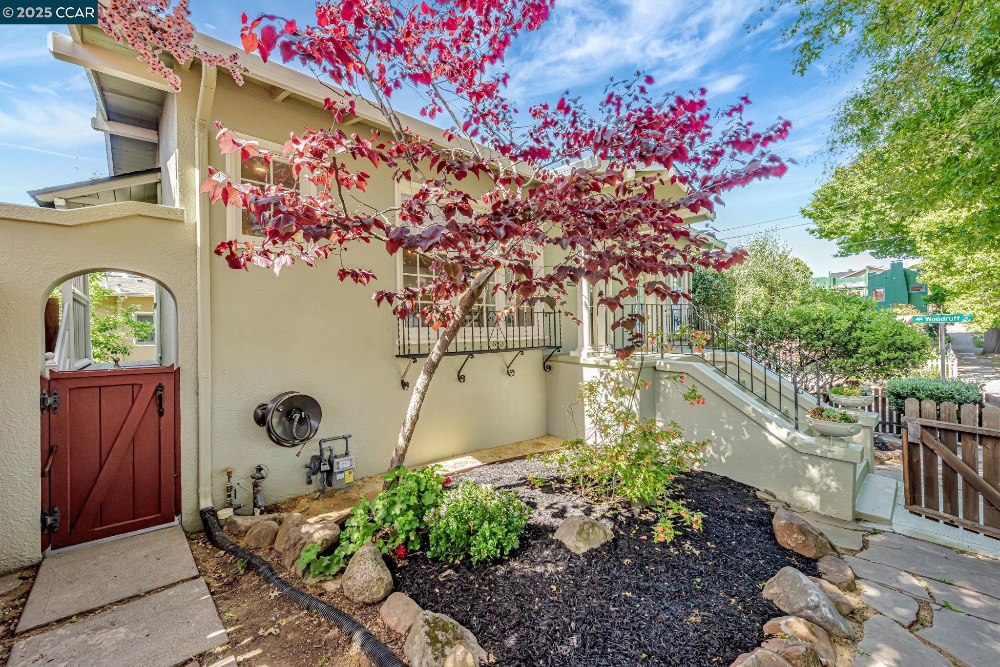 Detail Gallery Image 7 of 36 For 1655 E 38th St, Oakland,  CA 94602 - 2 Beds | 1 Baths
