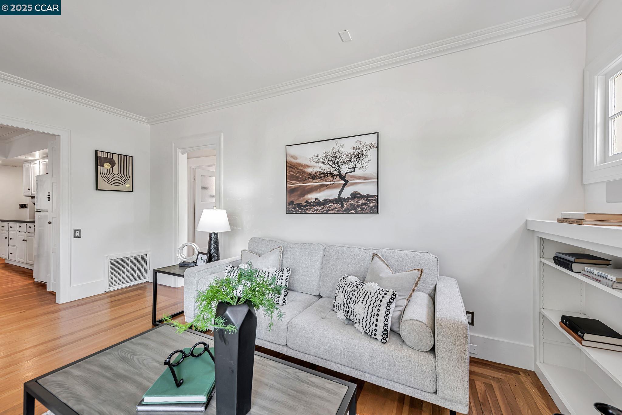 Detail Gallery Image 10 of 36 For 1655 E 38th St, Oakland,  CA 94602 - 2 Beds | 1 Baths