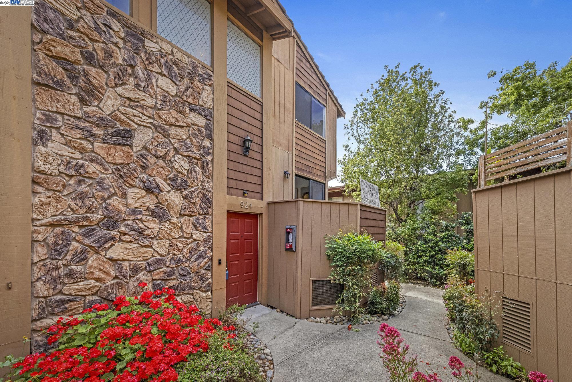 Detail Gallery Image 2 of 28 For 924 Apricot Ave, Campbell,  CA 95008 - 2 Beds | 2/1 Baths
