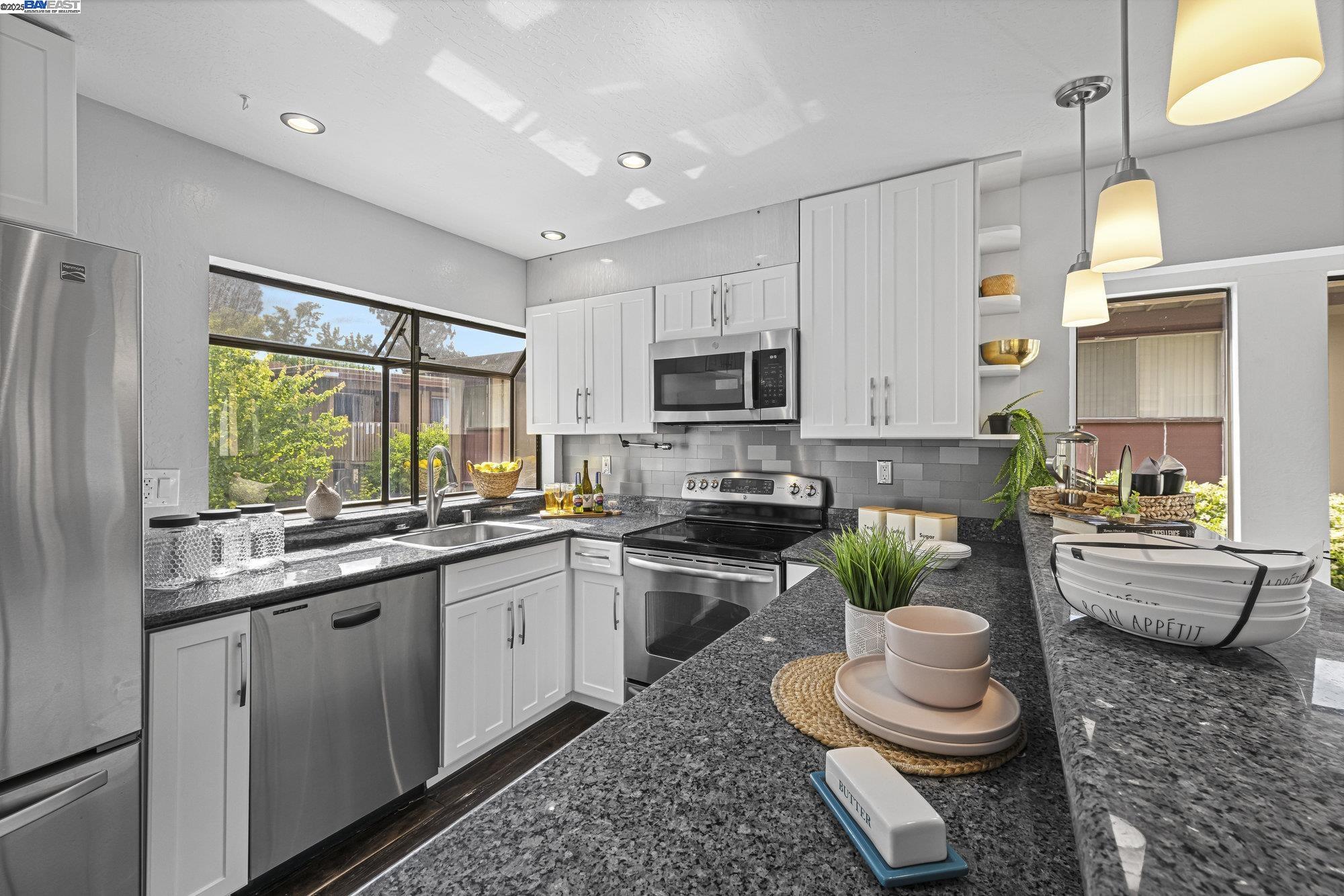Detail Gallery Image 12 of 28 For 924 Apricot Ave, Campbell,  CA 95008 - 2 Beds | 2/1 Baths