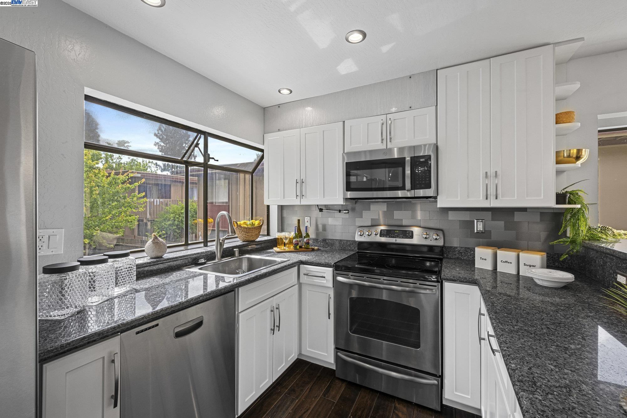 Detail Gallery Image 13 of 28 For 924 Apricot Ave, Campbell,  CA 95008 - 2 Beds | 2/1 Baths