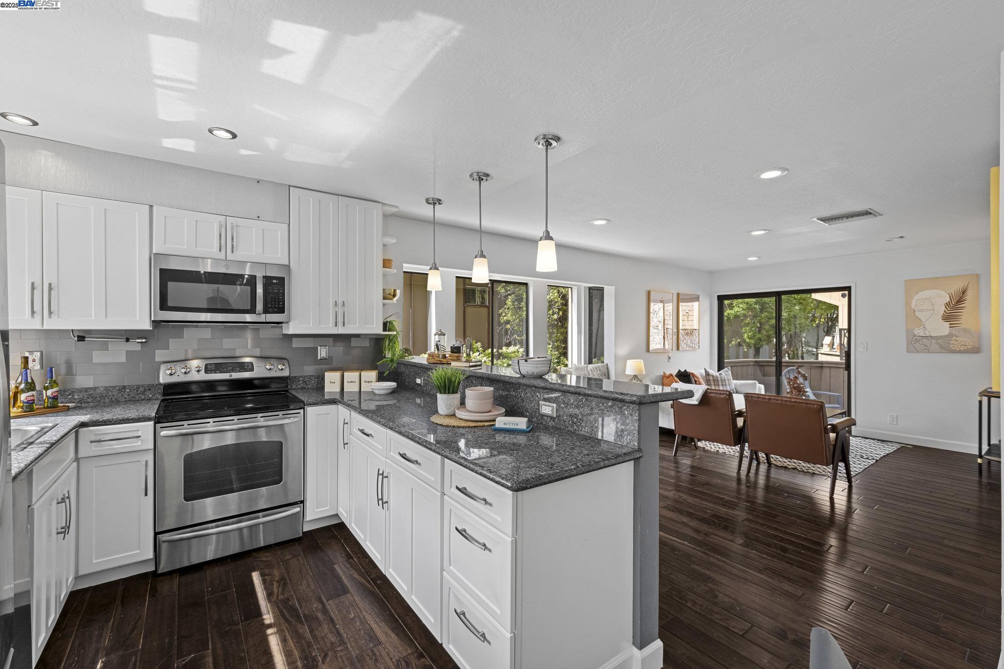 Detail Gallery Image 14 of 28 For 924 Apricot Ave, Campbell,  CA 95008 - 2 Beds | 2/1 Baths