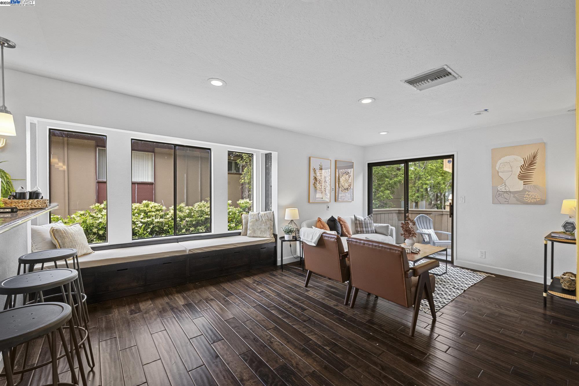 Detail Gallery Image 7 of 28 For 924 Apricot Ave, Campbell,  CA 95008 - 2 Beds | 2/1 Baths