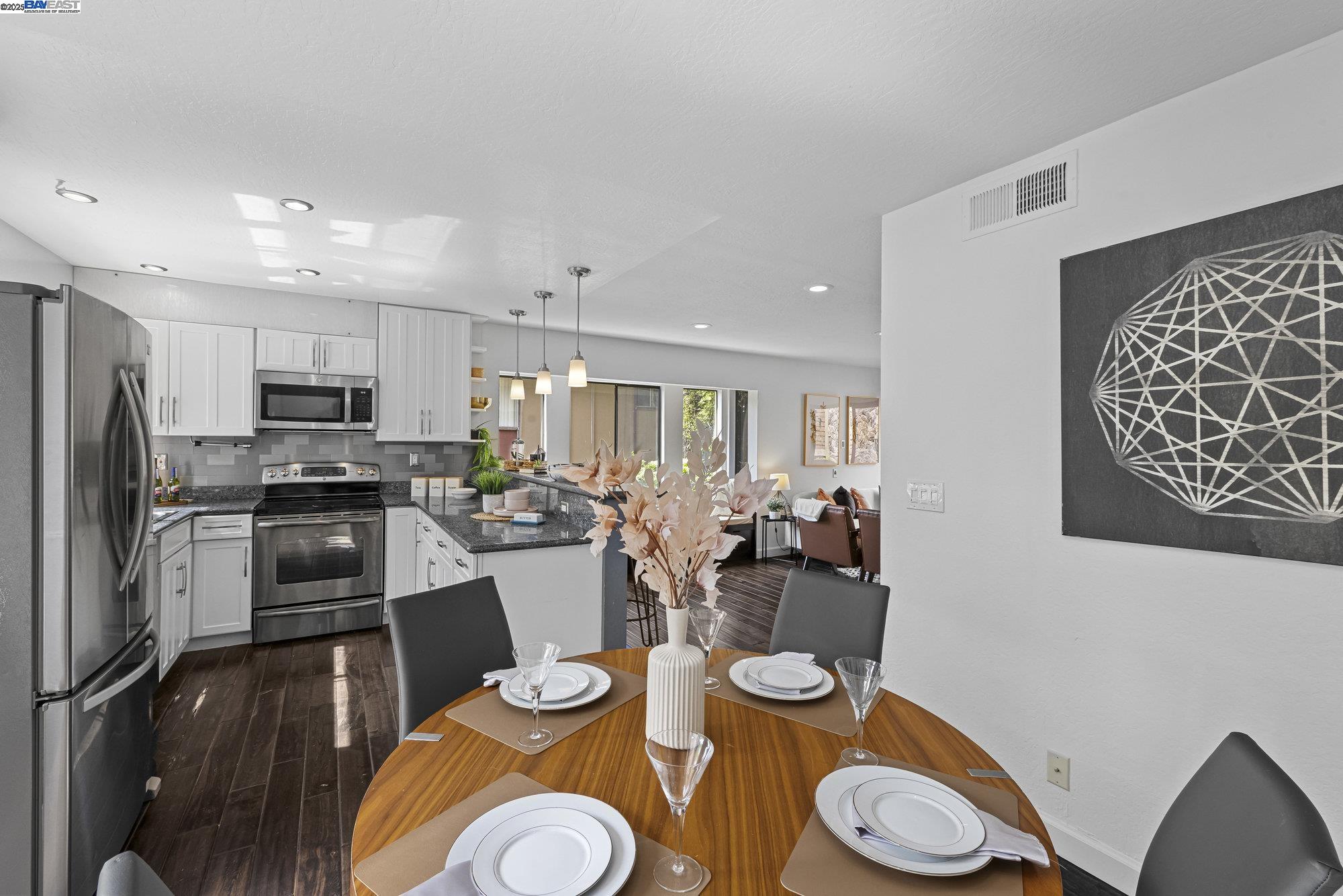 Detail Gallery Image 10 of 28 For 924 Apricot Ave, Campbell,  CA 95008 - 2 Beds | 2/1 Baths