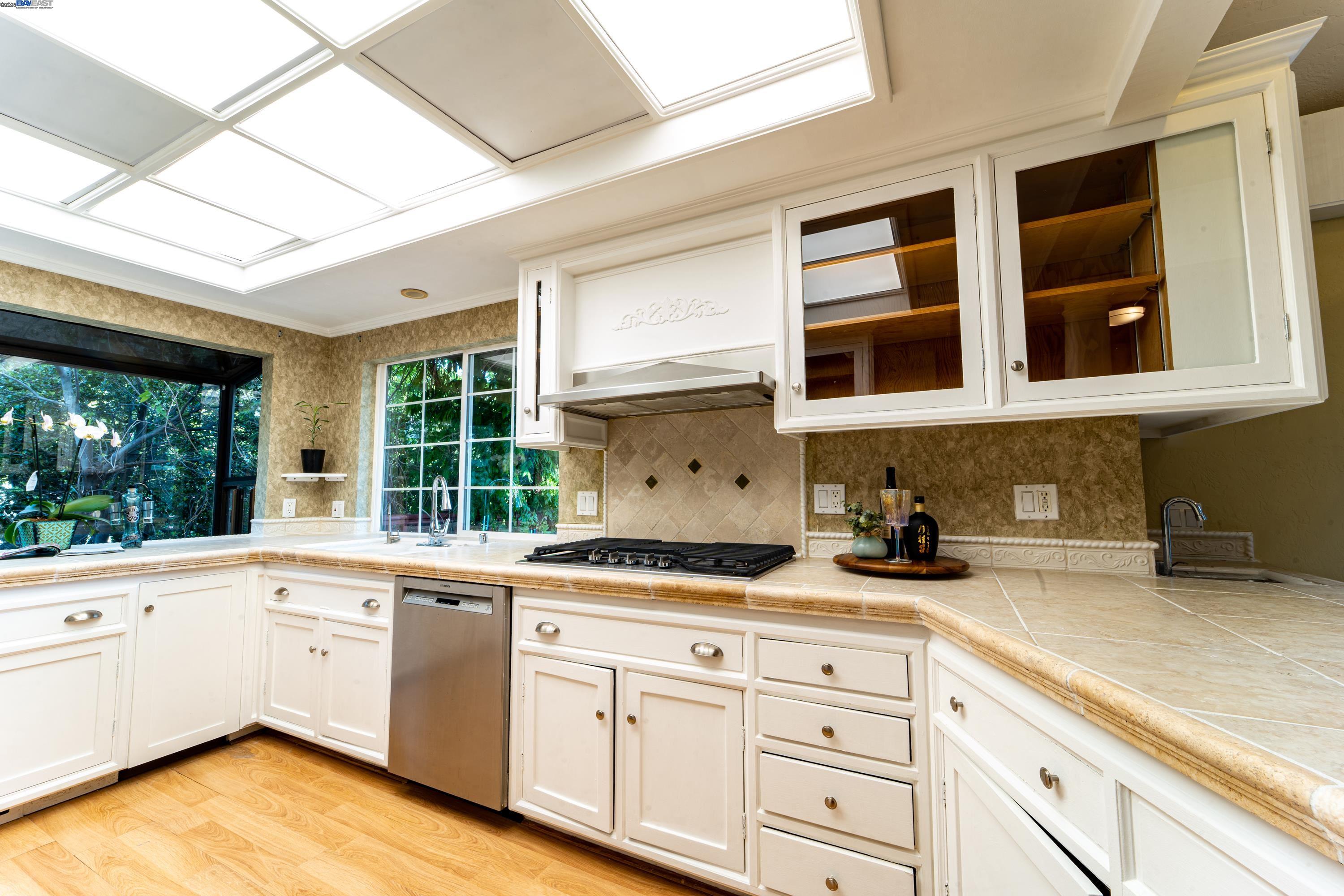 Detail Gallery Image 18 of 36 For 4381 James Ave, Castro Valley,  CA 94546 - 4 Beds | 2 Baths