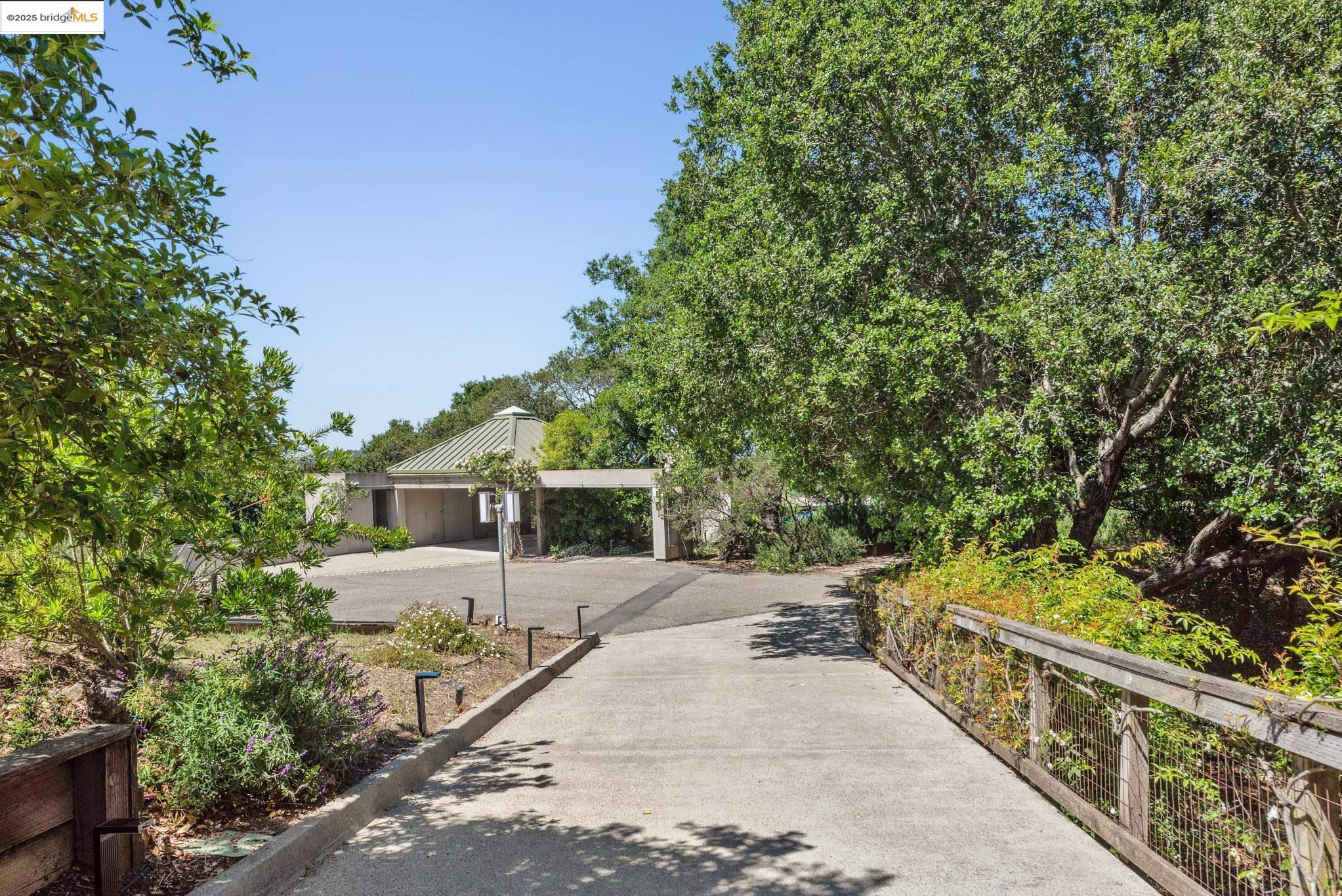 Detail Gallery Image 4 of 60 For 12688 Brookpark Road, Oakland,  CA 94619 - 6 Beds | 4/1 Baths