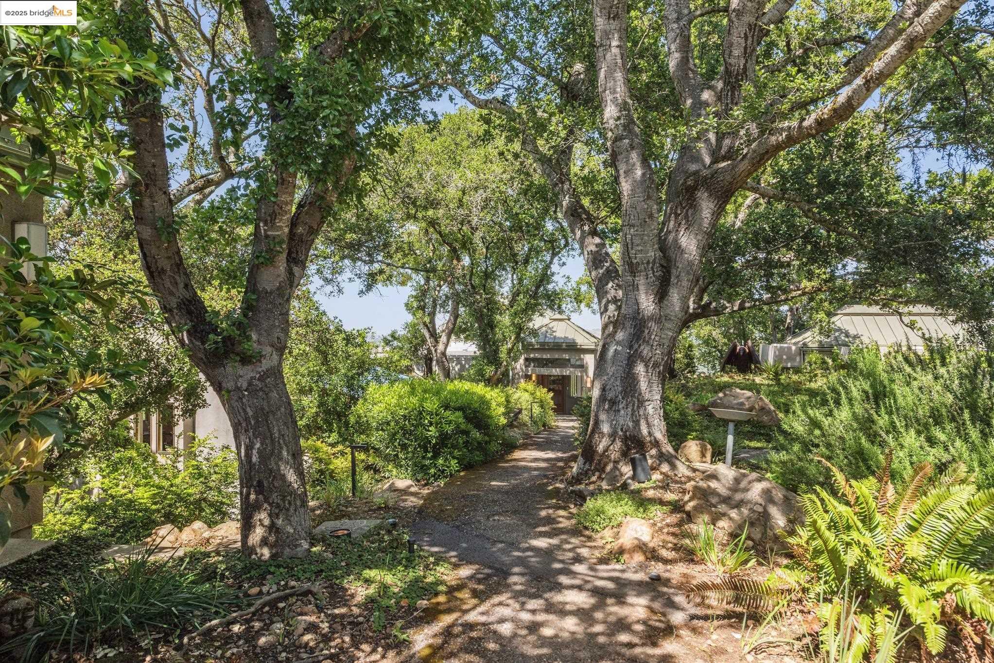 Detail Gallery Image 5 of 60 For 12688 Brookpark Road, Oakland,  CA 94619 - 6 Beds | 4/1 Baths