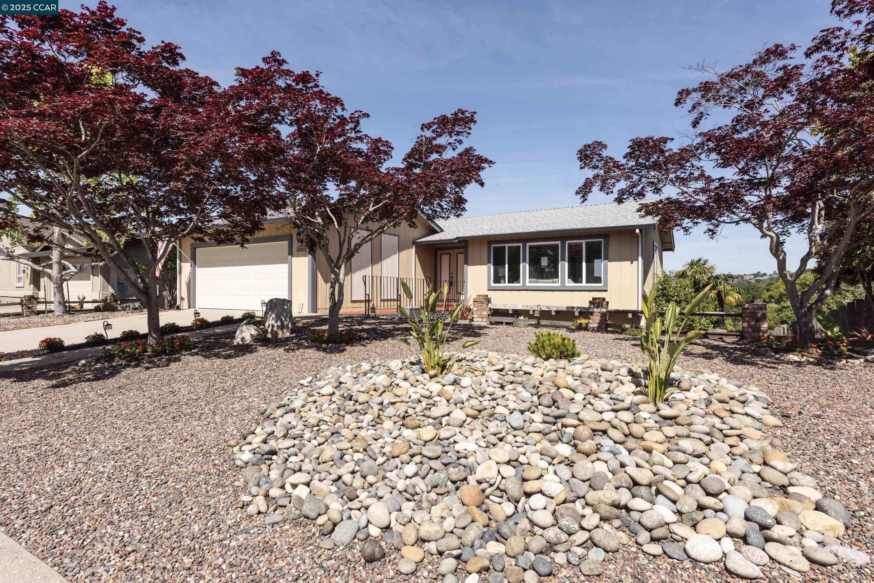 Detail Gallery Image 2 of 47 For 18509 Greenridge Ct, Castro Valley,  CA 94552 - 4 Beds | 2/1 Baths