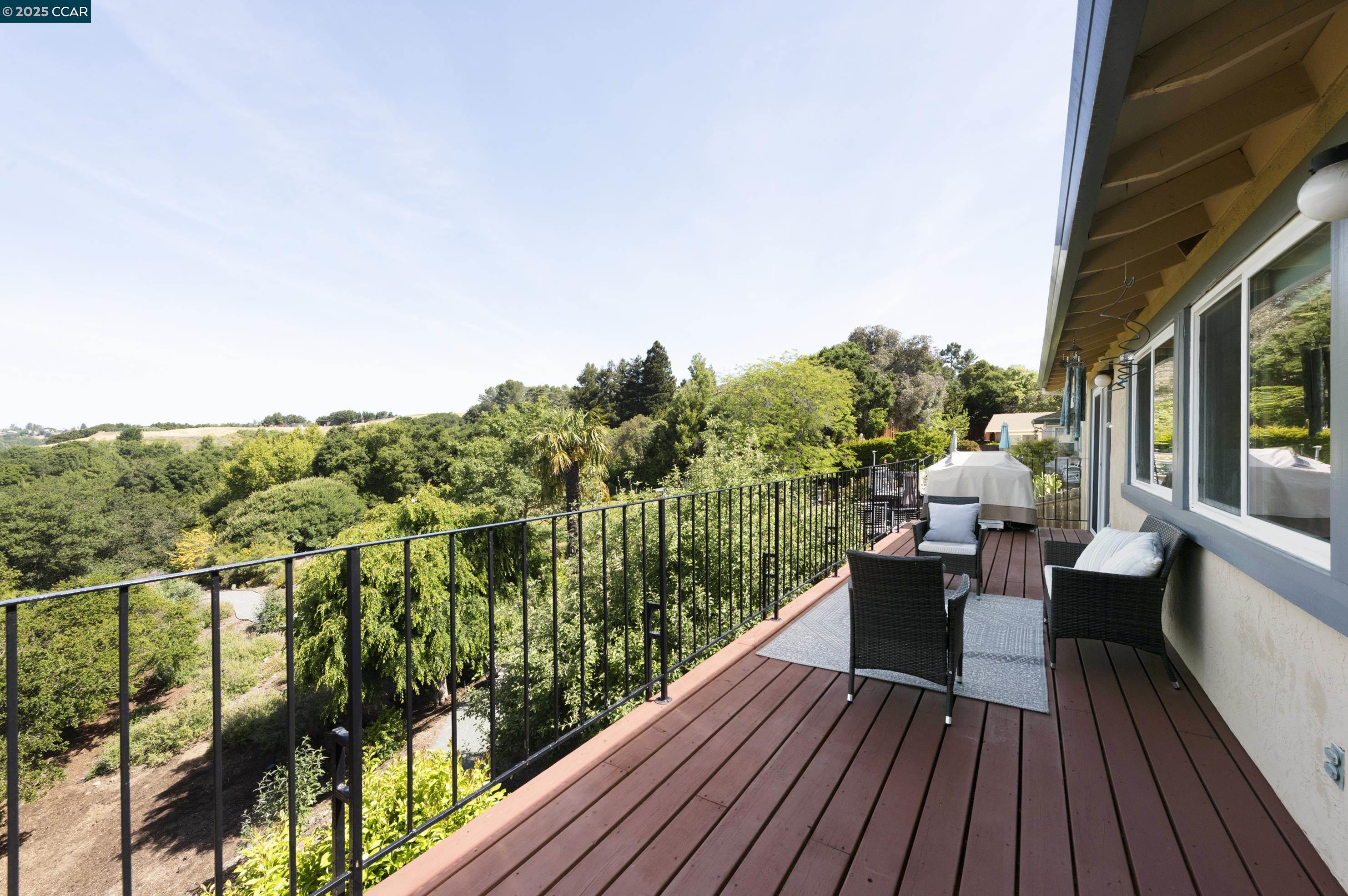 Detail Gallery Image 12 of 47 For 18509 Greenridge Ct, Castro Valley,  CA 94552 - 4 Beds | 2/1 Baths