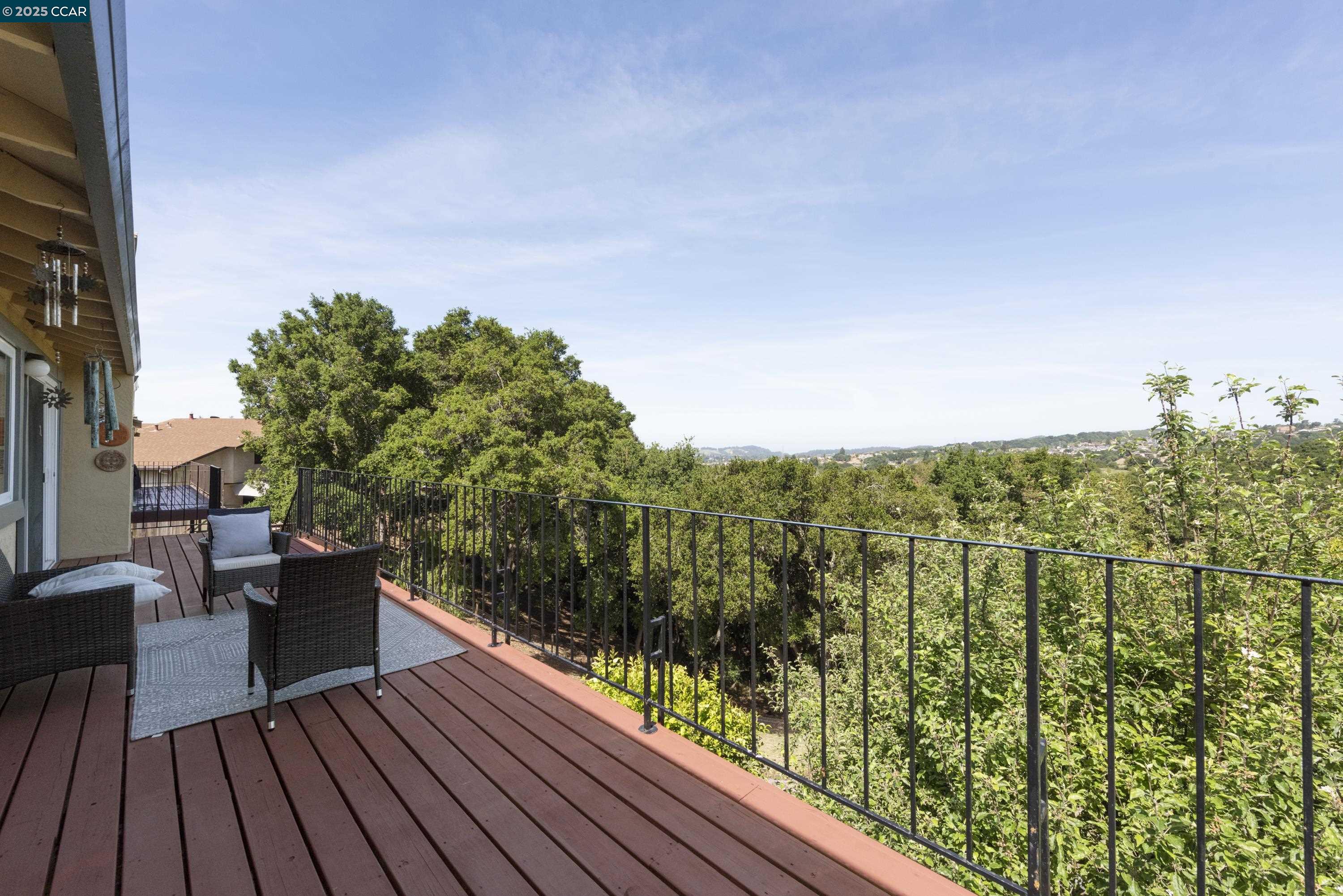 Detail Gallery Image 13 of 47 For 18509 Greenridge Ct, Castro Valley,  CA 94552 - 4 Beds | 2/1 Baths