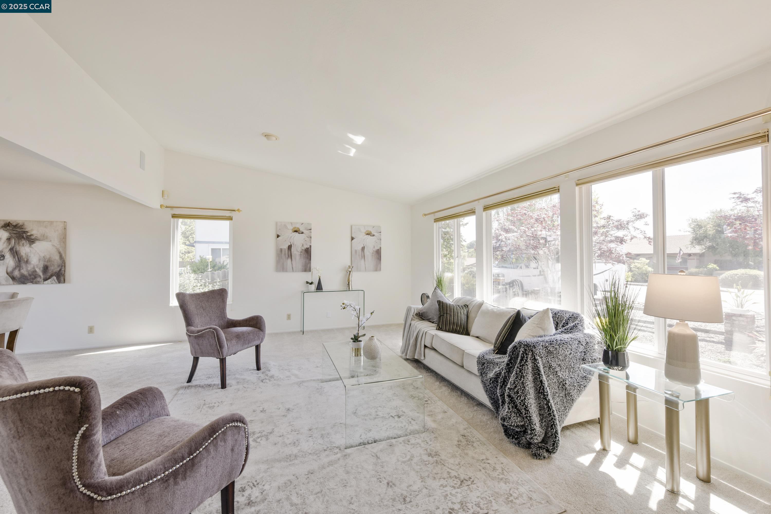 Detail Gallery Image 14 of 47 For 18509 Greenridge Ct, Castro Valley,  CA 94552 - 4 Beds | 2/1 Baths