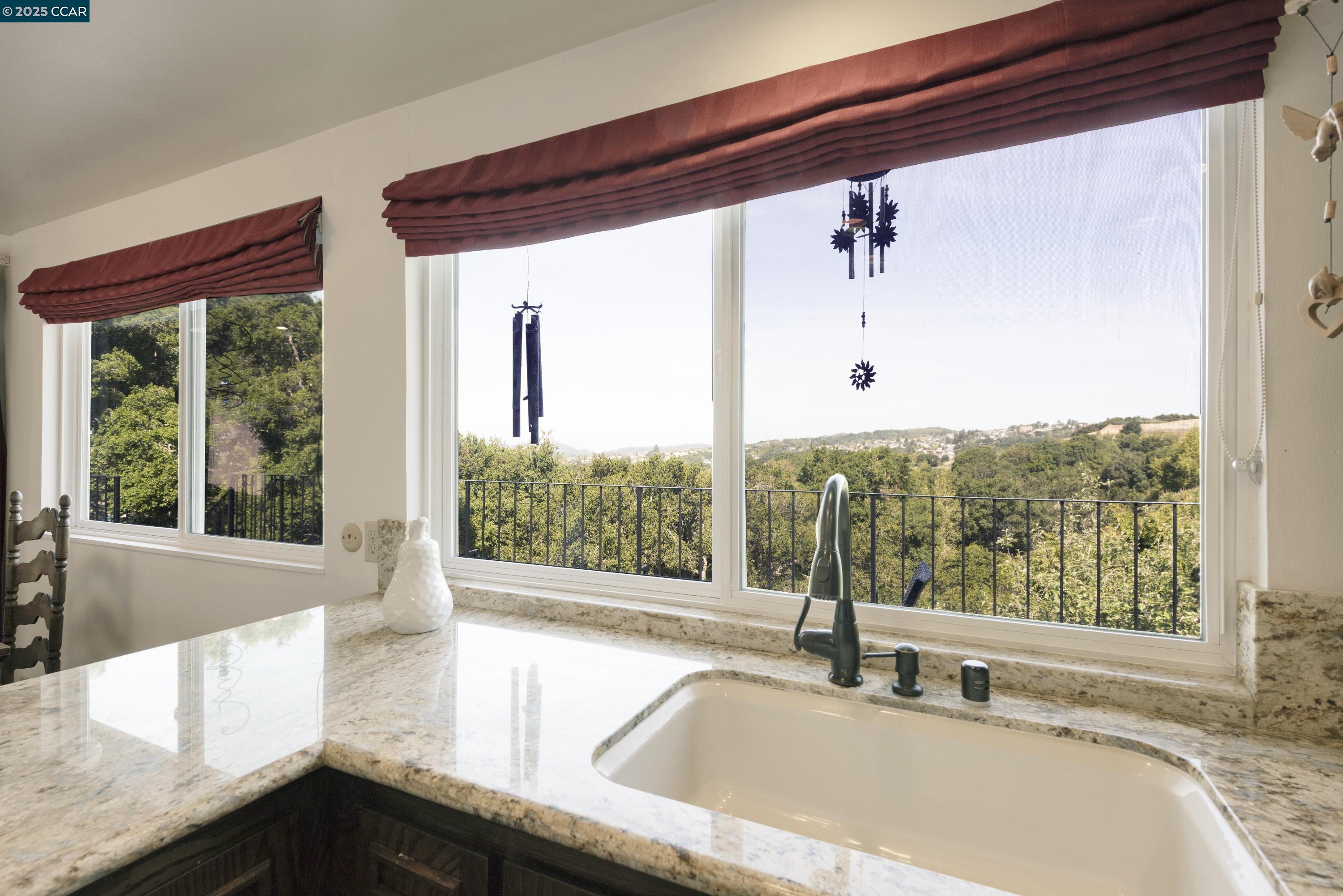 Detail Gallery Image 19 of 47 For 18509 Greenridge Ct, Castro Valley,  CA 94552 - 4 Beds | 2/1 Baths