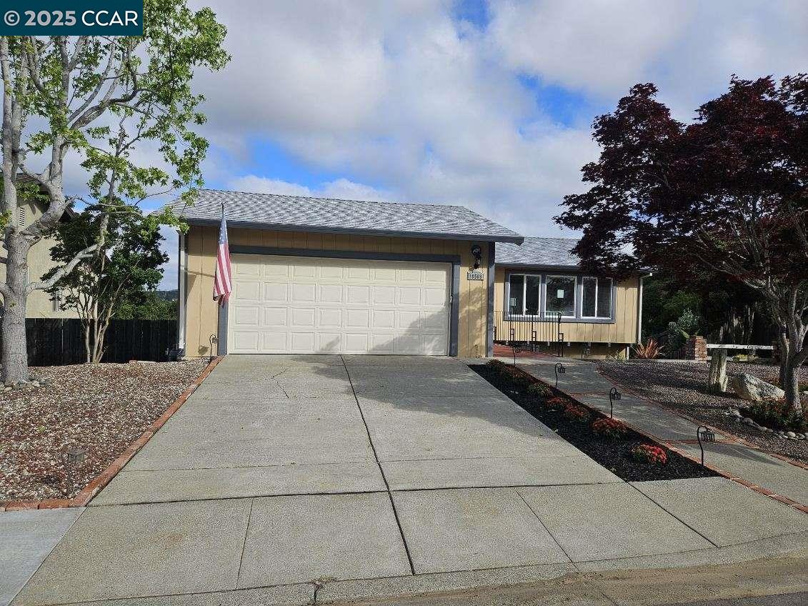 Detail Gallery Image 3 of 47 For 18509 Greenridge Ct, Castro Valley,  CA 94552 - 4 Beds | 2/1 Baths