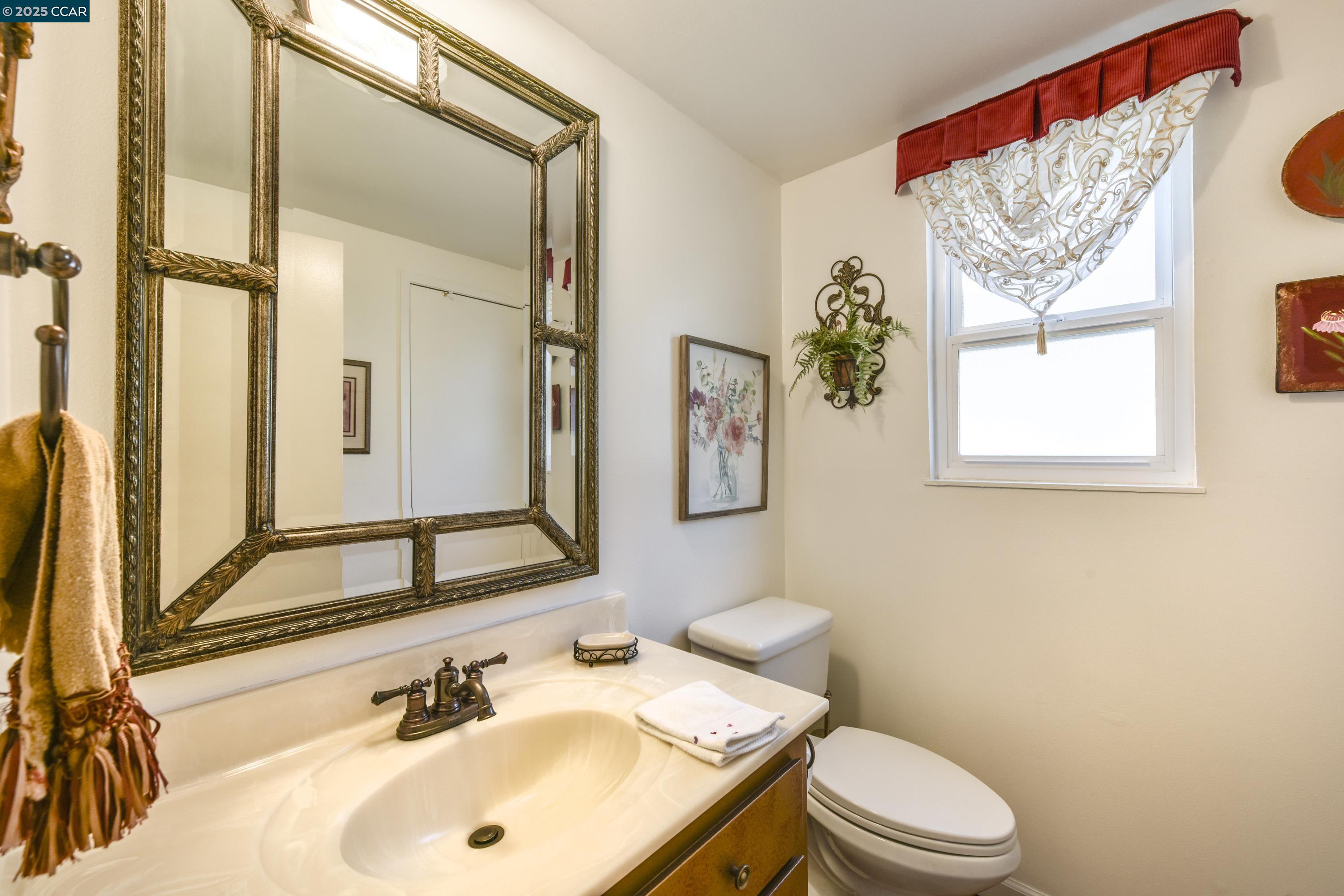Detail Gallery Image 27 of 47 For 18509 Greenridge Ct, Castro Valley,  CA 94552 - 4 Beds | 2/1 Baths