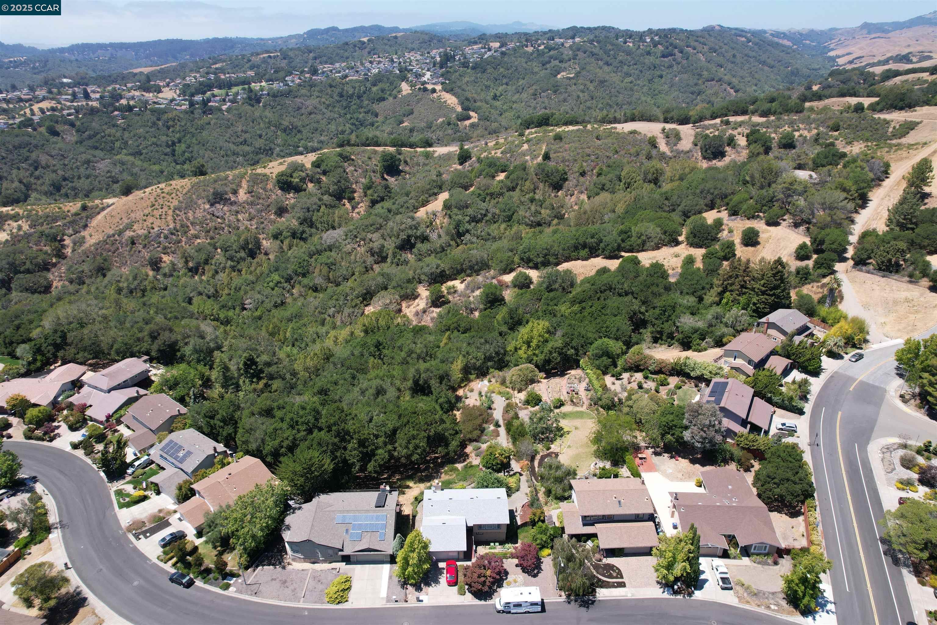 Detail Gallery Image 5 of 47 For 18509 Greenridge Ct, Castro Valley,  CA 94552 - 4 Beds | 2/1 Baths