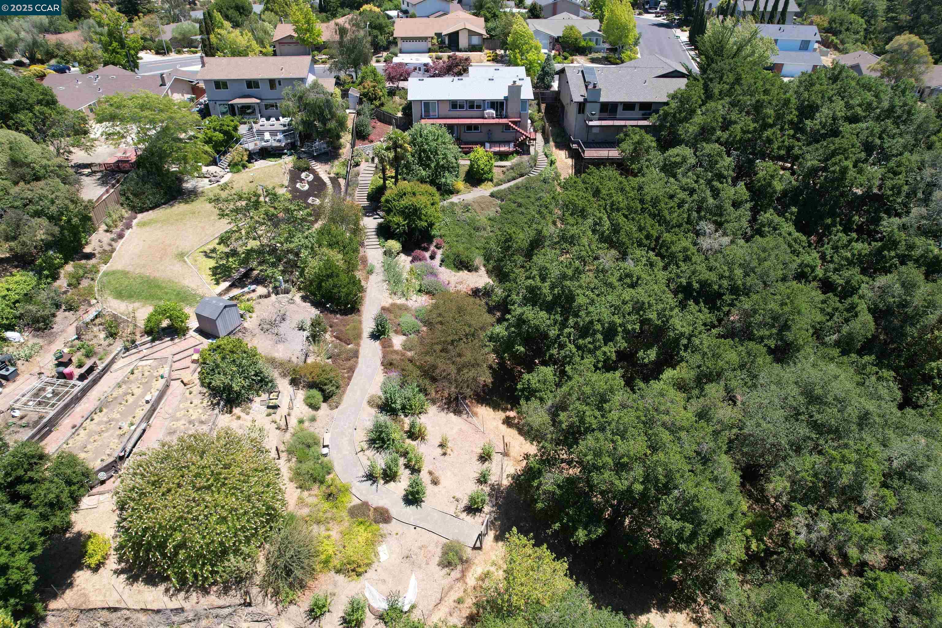 Detail Gallery Image 7 of 47 For 18509 Greenridge Ct, Castro Valley,  CA 94552 - 4 Beds | 2/1 Baths