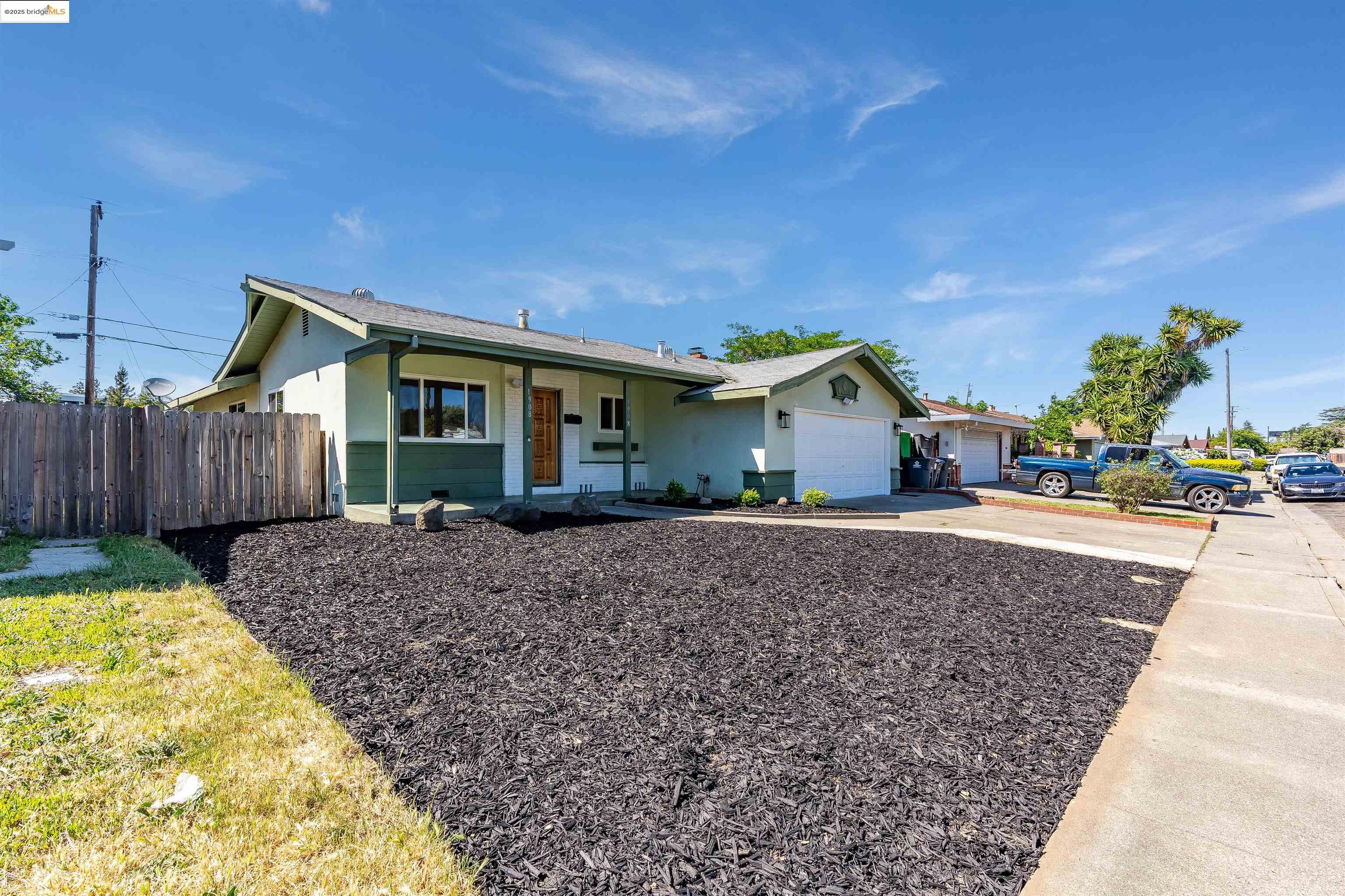 Detail Gallery Image 3 of 42 For 1908 New Jersey St, Fairfield,  CA 94533 - 3 Beds | 2 Baths