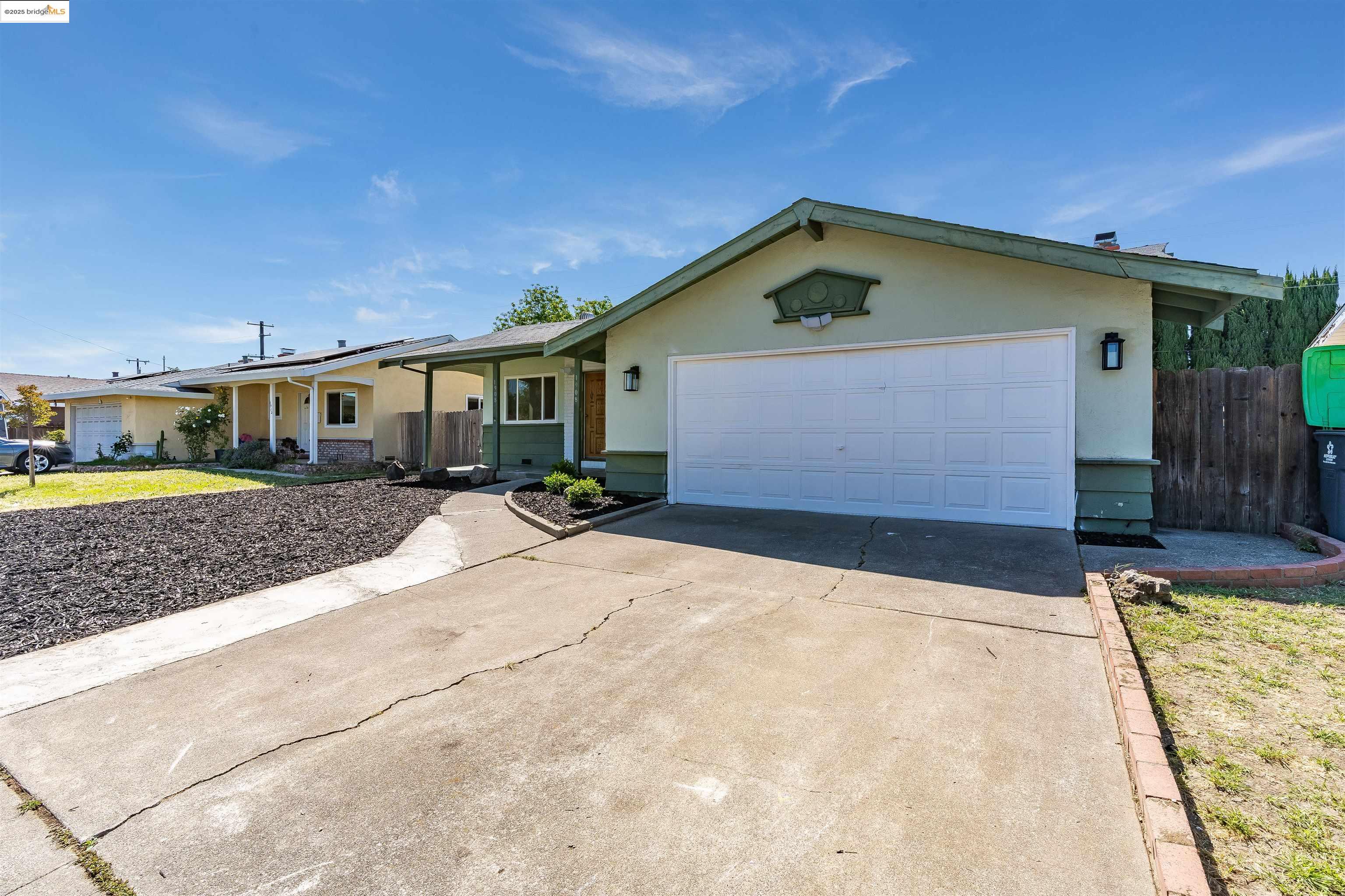 Detail Gallery Image 4 of 42 For 1908 New Jersey St, Fairfield,  CA 94533 - 3 Beds | 2 Baths