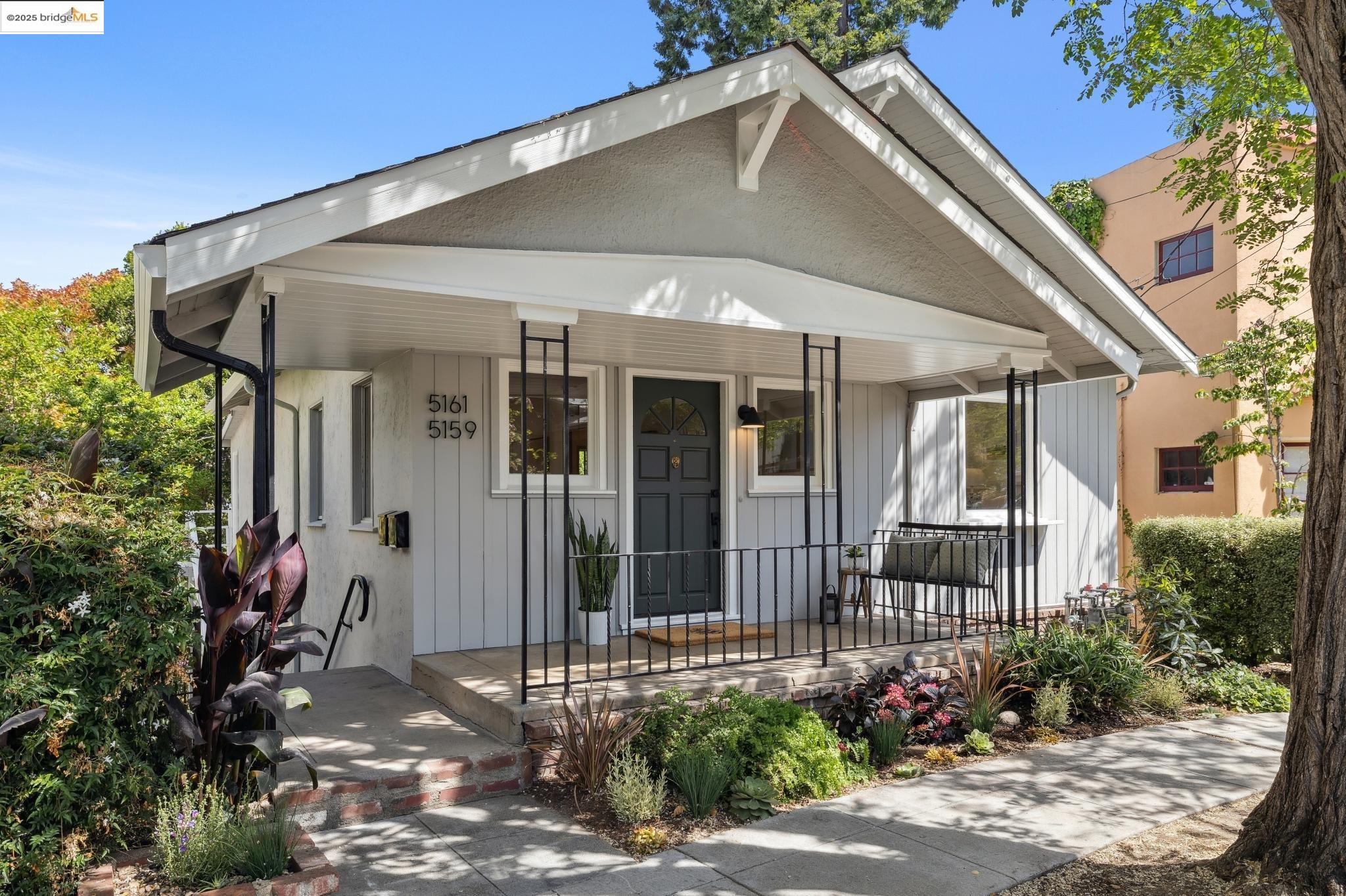 Detail Gallery Image 1 of 31 For 5161 Coronado Ave, Oakland,  CA 94618 - 3 Beds | 2 Baths