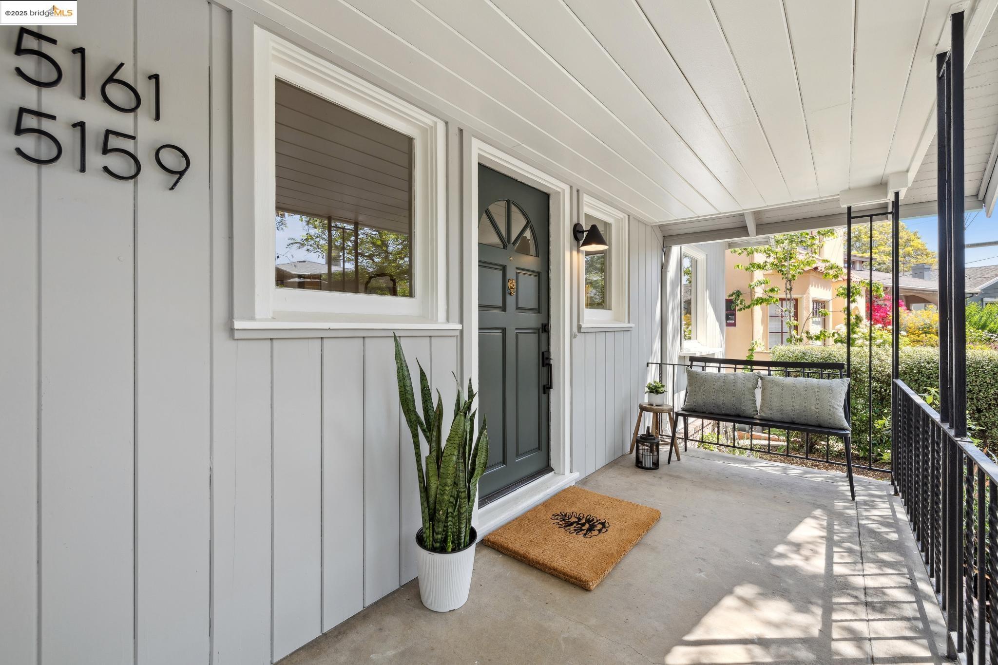 Detail Gallery Image 2 of 31 For 5161 Coronado Ave, Oakland,  CA 94618 - 3 Beds | 2 Baths