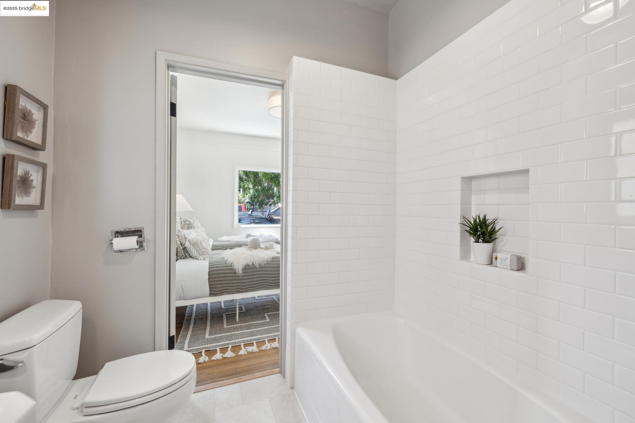 Detail Gallery Image 13 of 31 For 5161 Coronado Ave, Oakland,  CA 94618 - 3 Beds | 2 Baths