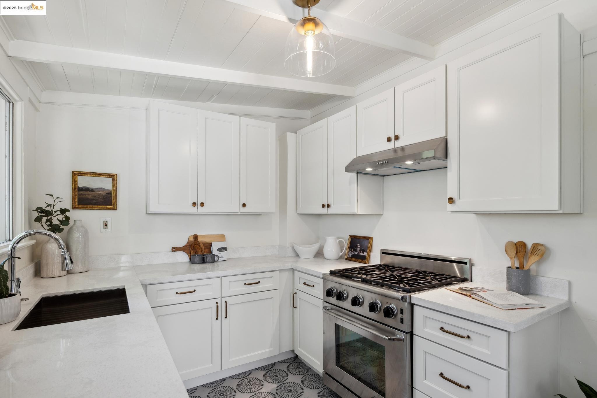 Detail Gallery Image 7 of 31 For 5161 Coronado Ave, Oakland,  CA 94618 - 3 Beds | 2 Baths