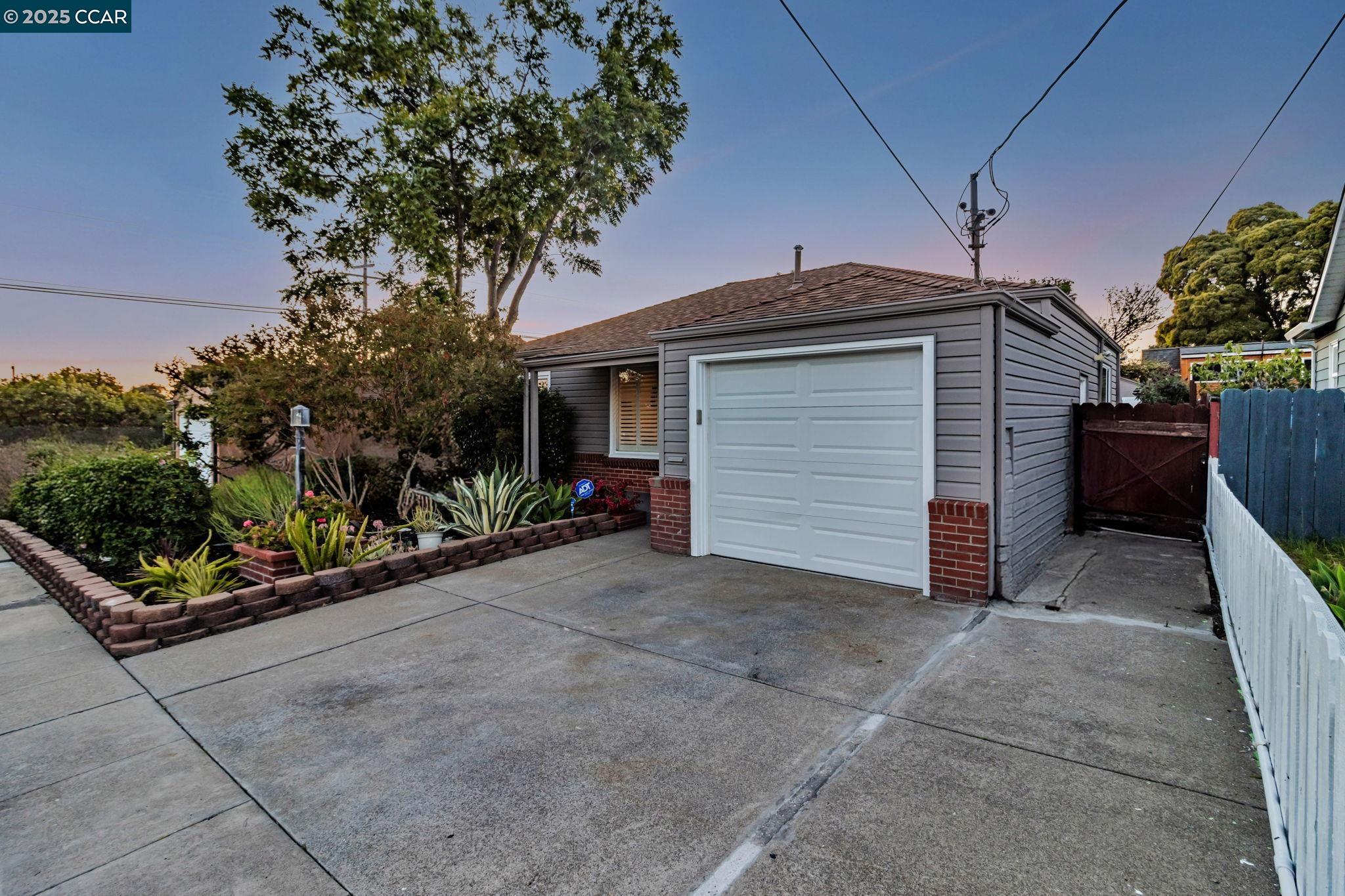 Detail Gallery Image 2 of 48 For 5411 Garvin Ave, Richmond,  CA 94805 - 2 Beds | 2 Baths