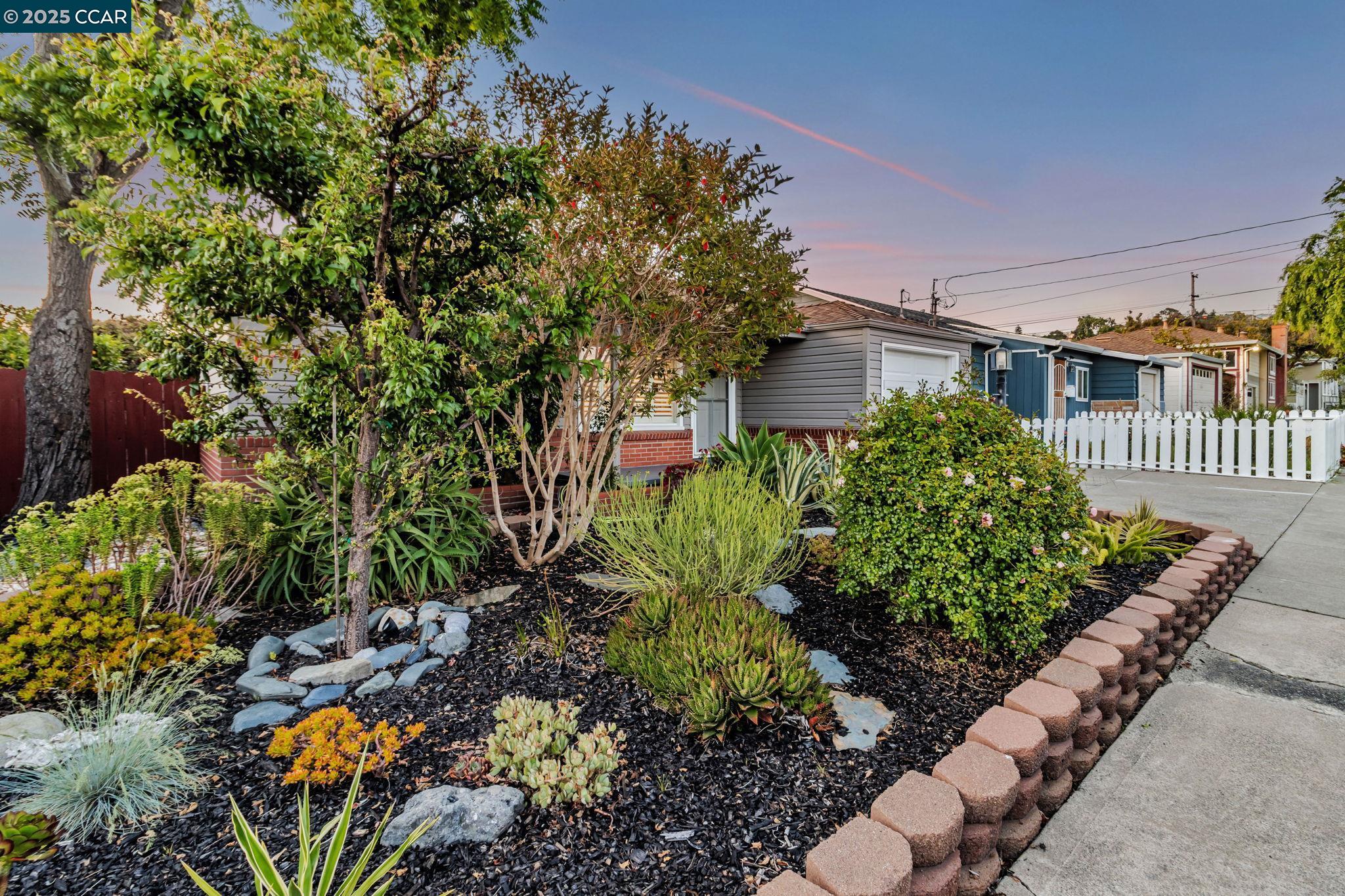 Detail Gallery Image 3 of 48 For 5411 Garvin Ave, Richmond,  CA 94805 - 2 Beds | 2 Baths