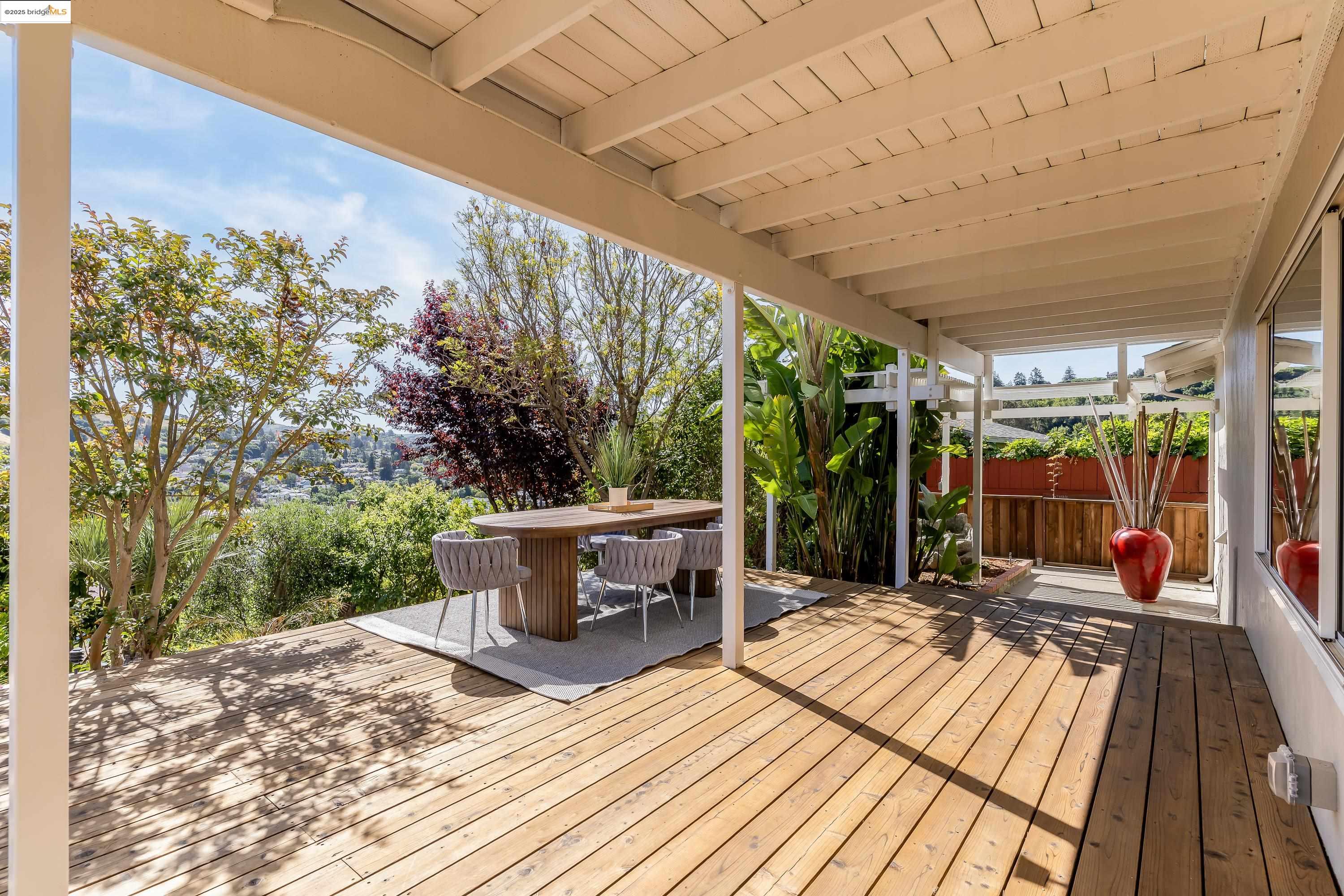 Detail Gallery Image 13 of 60 For 2086 Costa Ct, Pinole,  CA 94564 - 3 Beds | 2/1 Baths