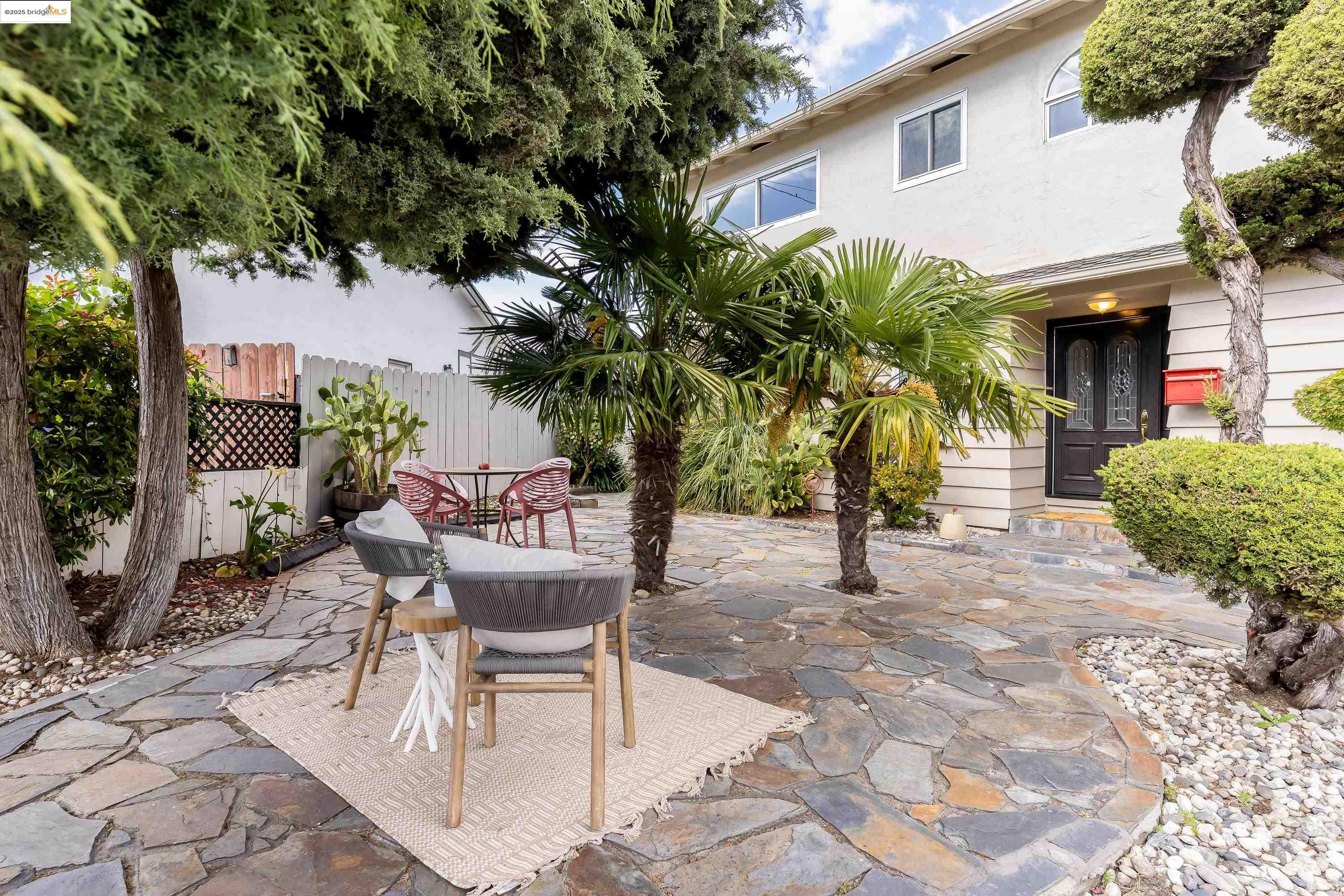 Detail Gallery Image 3 of 60 For 2086 Costa Ct, Pinole,  CA 94564 - 3 Beds | 2/1 Baths