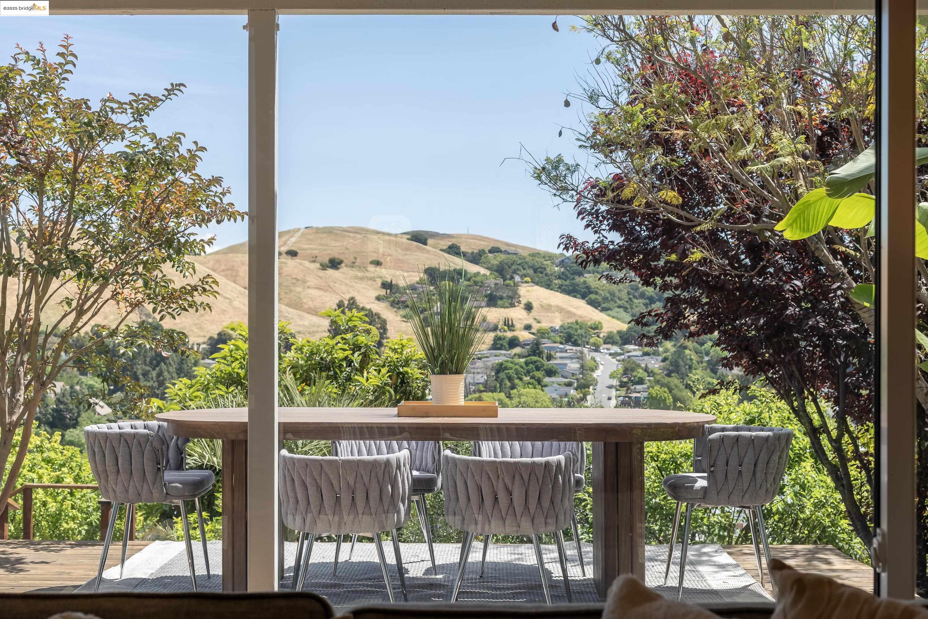 Detail Gallery Image 5 of 60 For 2086 Costa Ct, Pinole,  CA 94564 - 3 Beds | 2/1 Baths