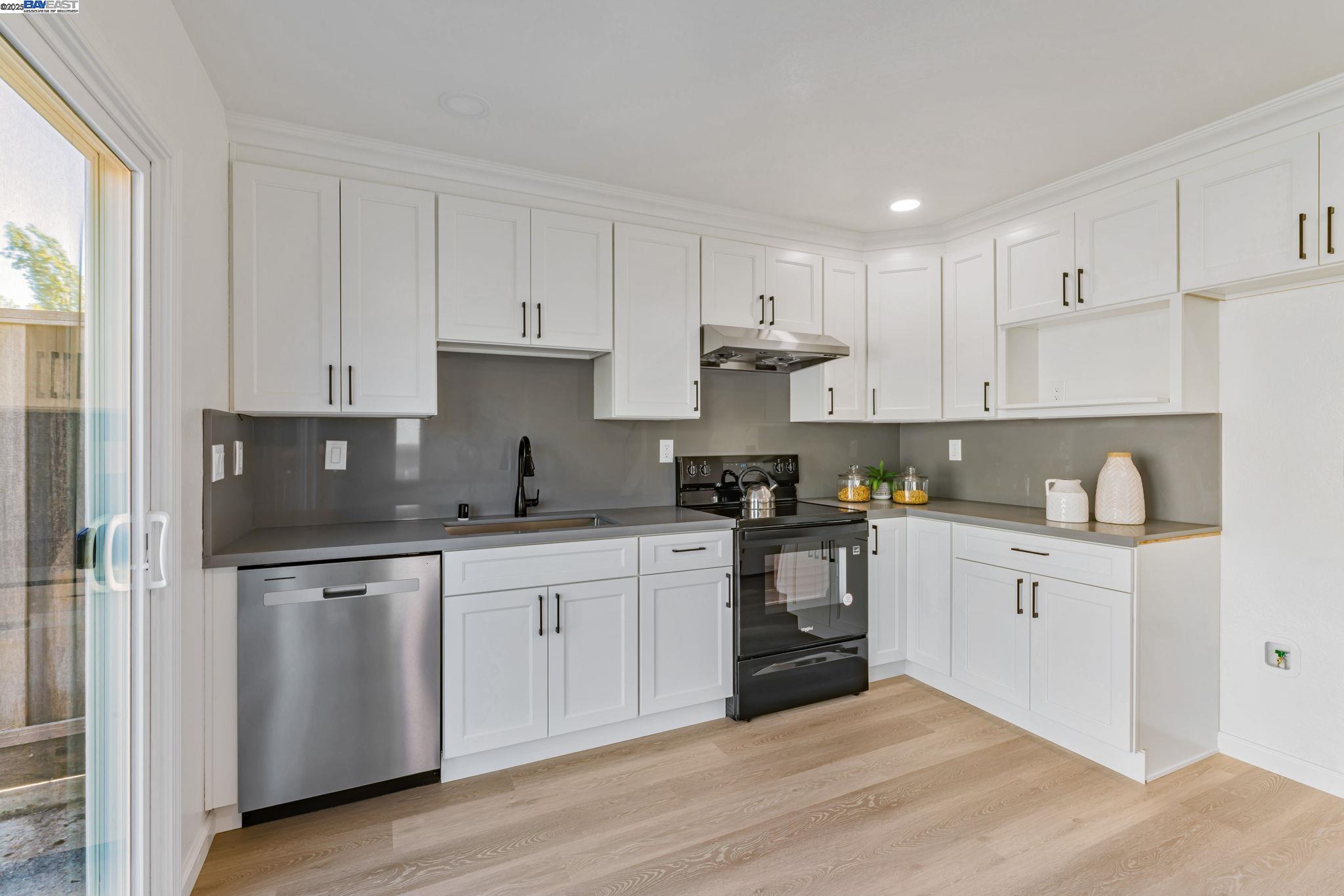 Detail Gallery Image 11 of 47 For 3856 Jacana Lake Ct, Fremont,  CA 94555 - 3 Beds | 2/1 Baths