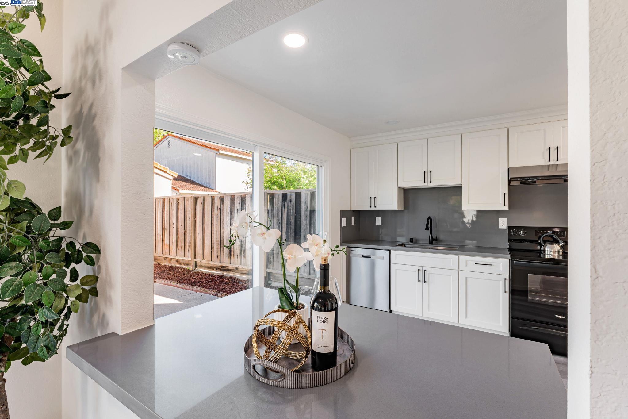Detail Gallery Image 14 of 47 For 3856 Jacana Lake Ct, Fremont,  CA 94555 - 3 Beds | 2/1 Baths