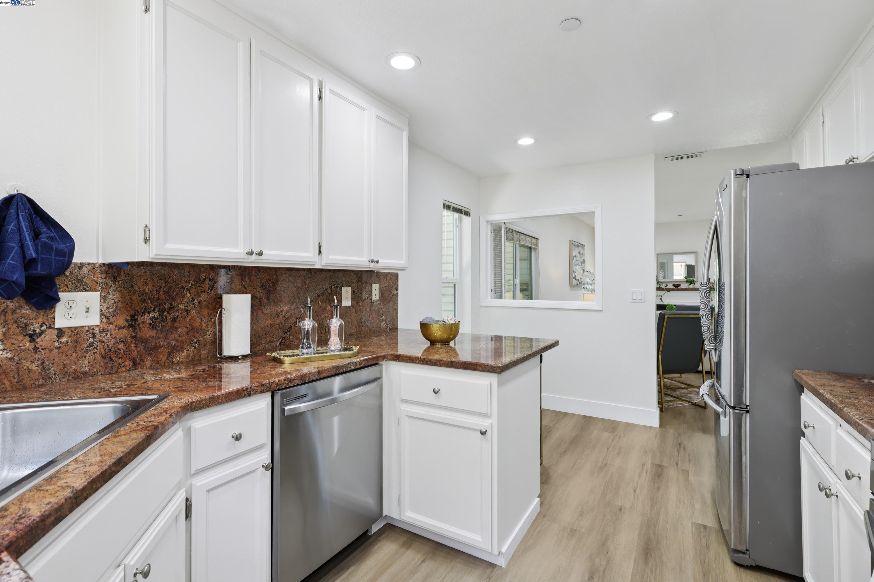 Detail Gallery Image 11 of 48 For 963 La Mesa Ter #H,  Sunnyvale,  CA 94086 - 3 Beds | 3 Baths