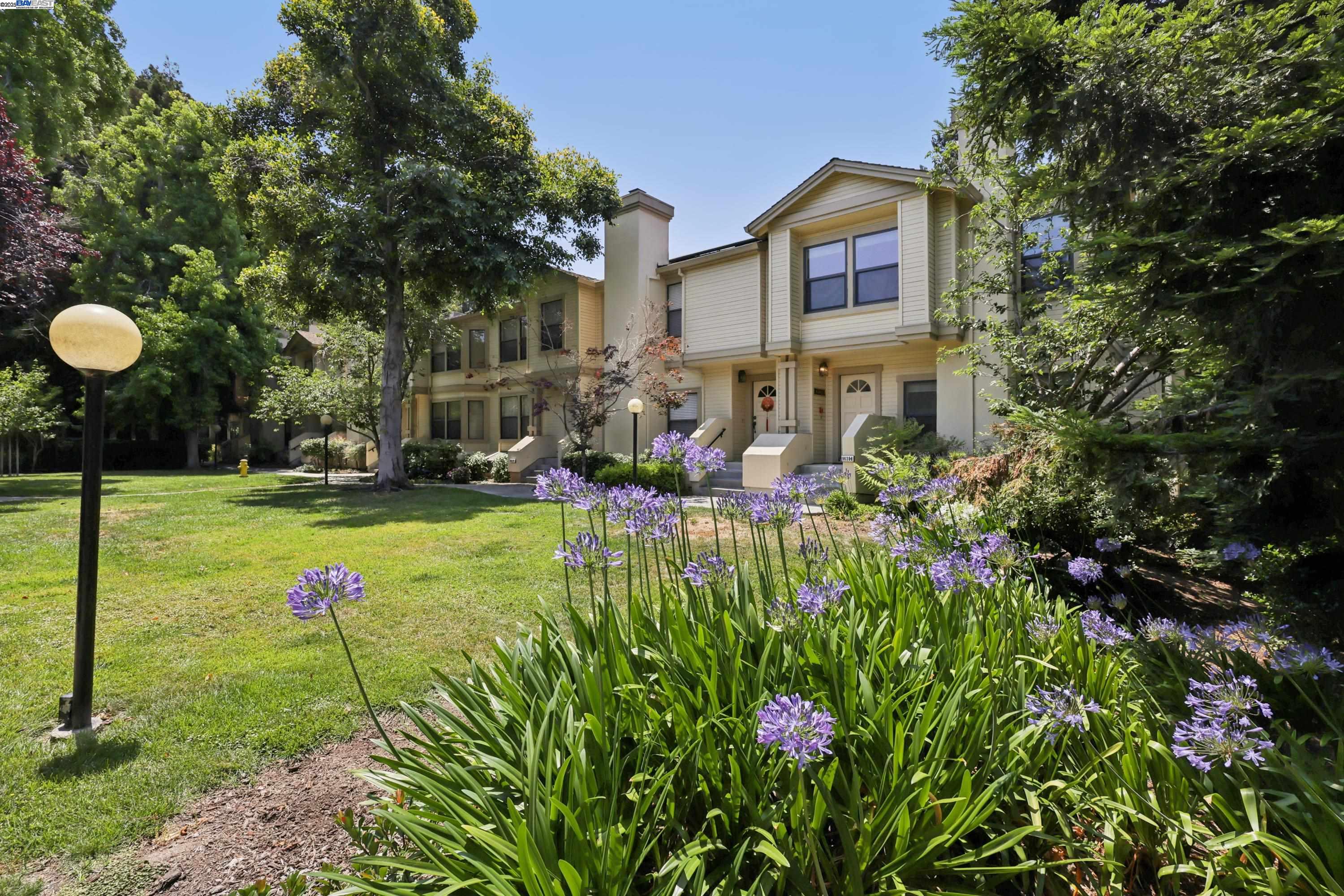 Detail Gallery Image 3 of 48 For 963 La Mesa Ter #H,  Sunnyvale,  CA 94086 - 3 Beds | 3 Baths