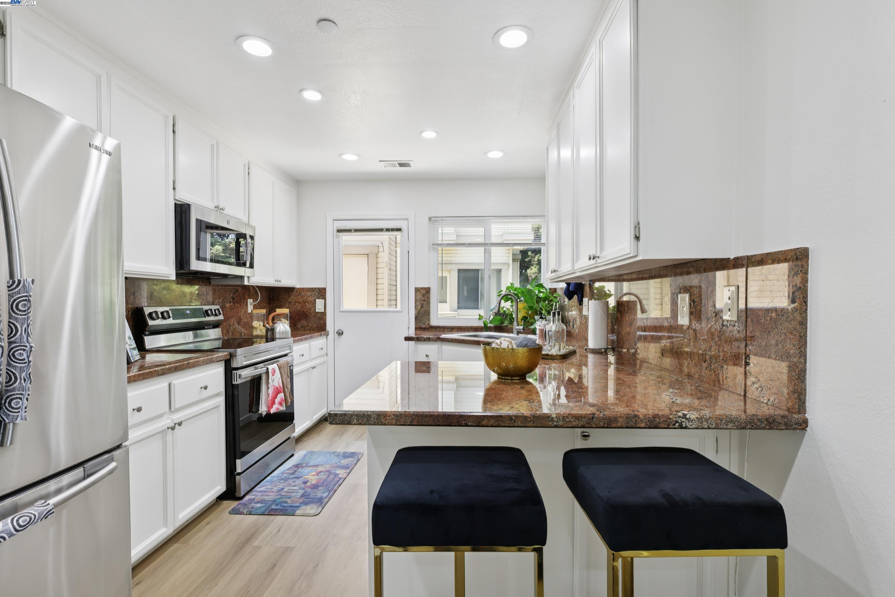 Detail Gallery Image 8 of 48 For 963 La Mesa Ter #H,  Sunnyvale,  CA 94086 - 3 Beds | 3 Baths