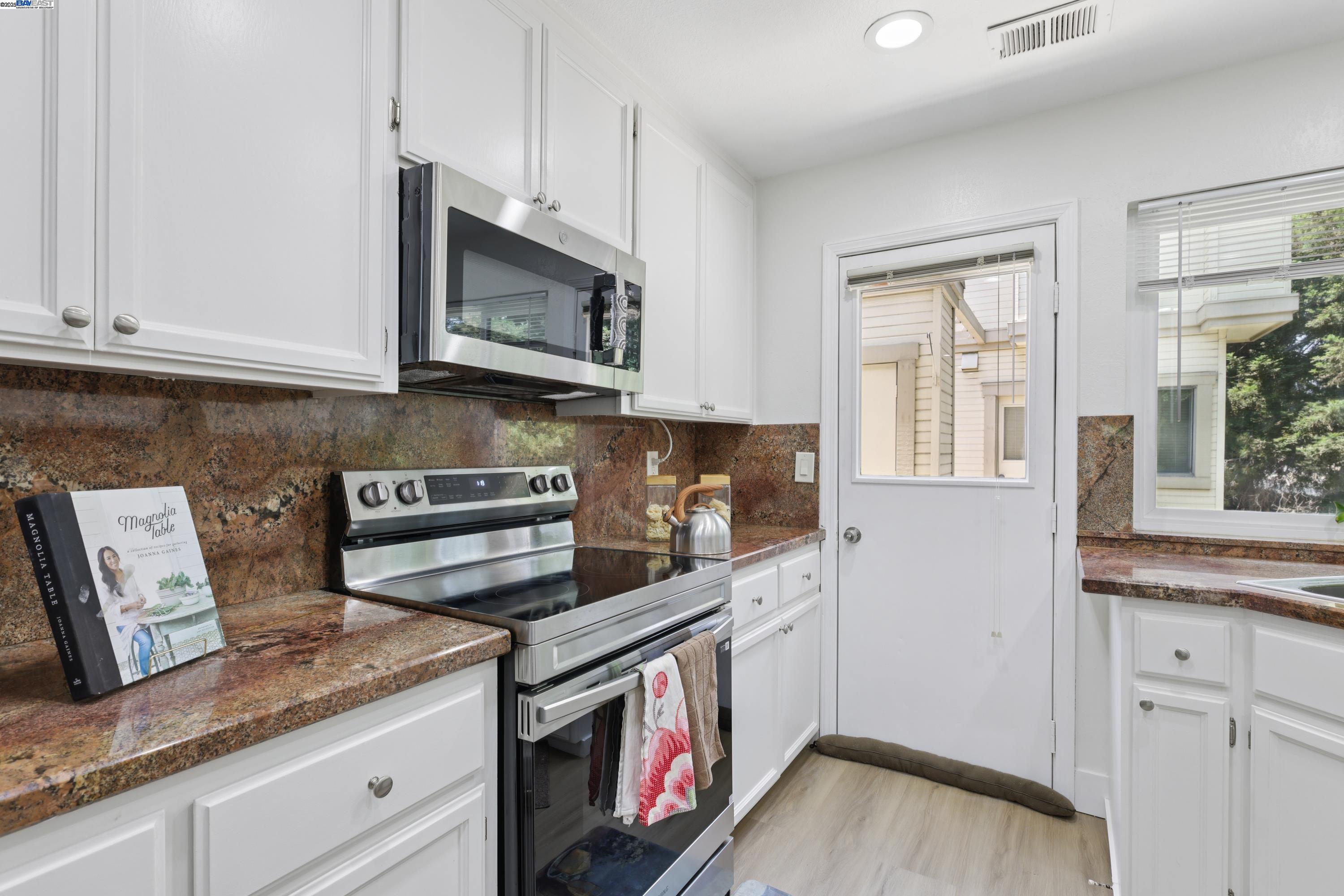 Detail Gallery Image 9 of 48 For 963 La Mesa Ter #H,  Sunnyvale,  CA 94086 - 3 Beds | 3 Baths