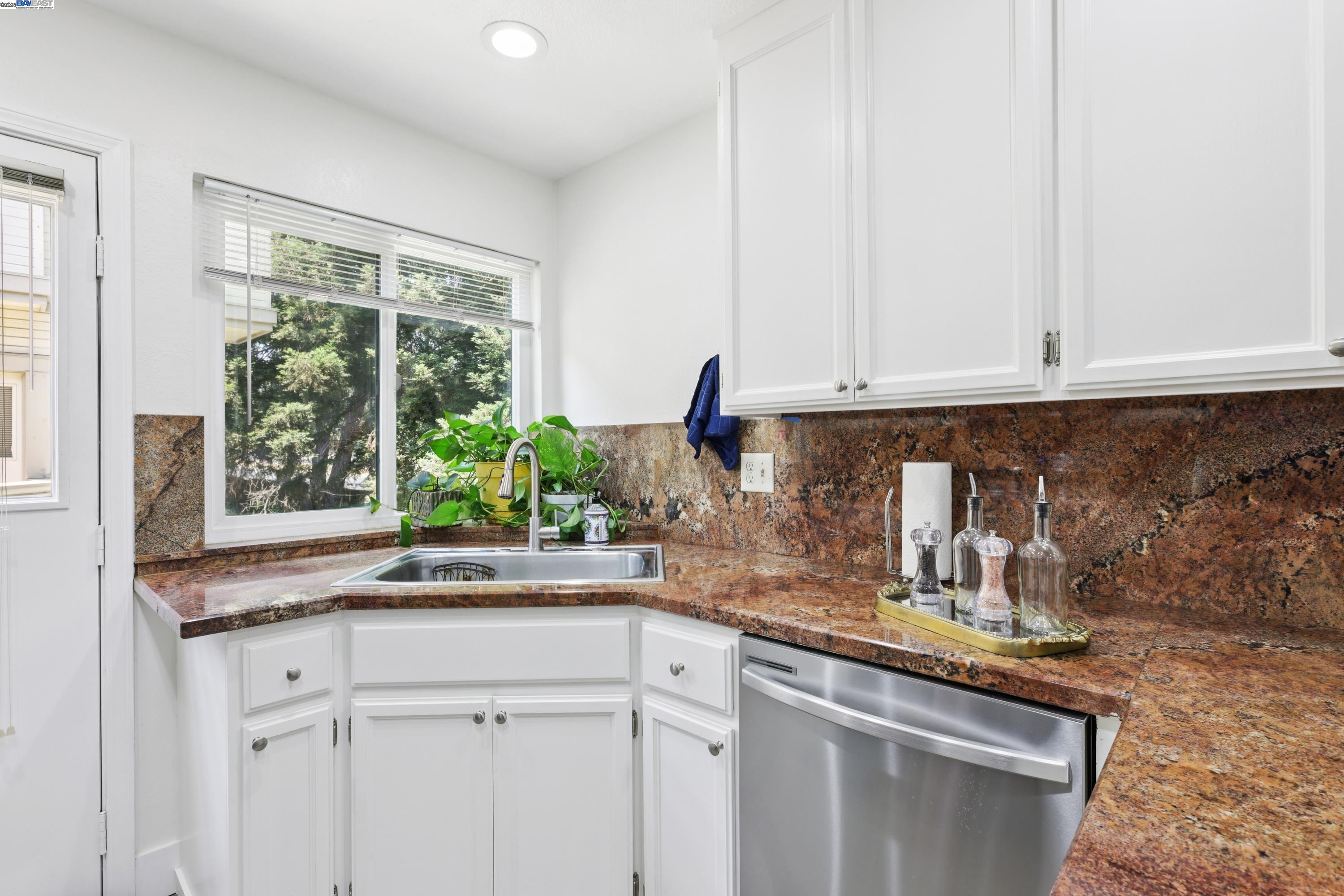 Detail Gallery Image 10 of 48 For 963 La Mesa Ter #H,  Sunnyvale,  CA 94086 - 3 Beds | 3 Baths