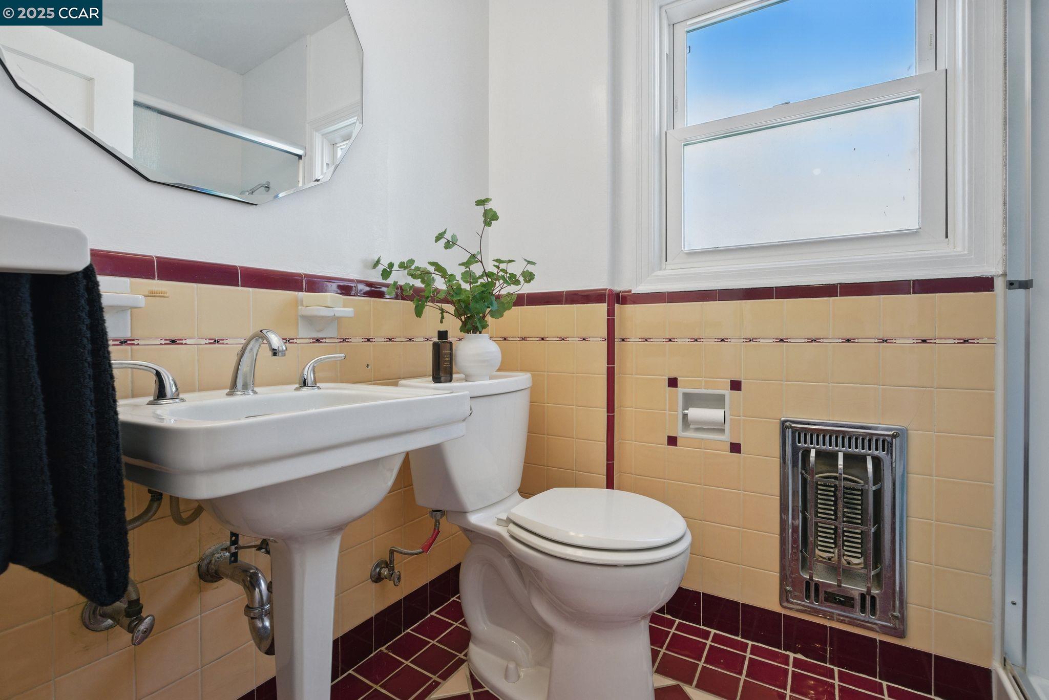 Detail Gallery Image 23 of 53 For 714 Talbot Ave, Albany,  CA 94706 - 2 Beds | 1 Baths