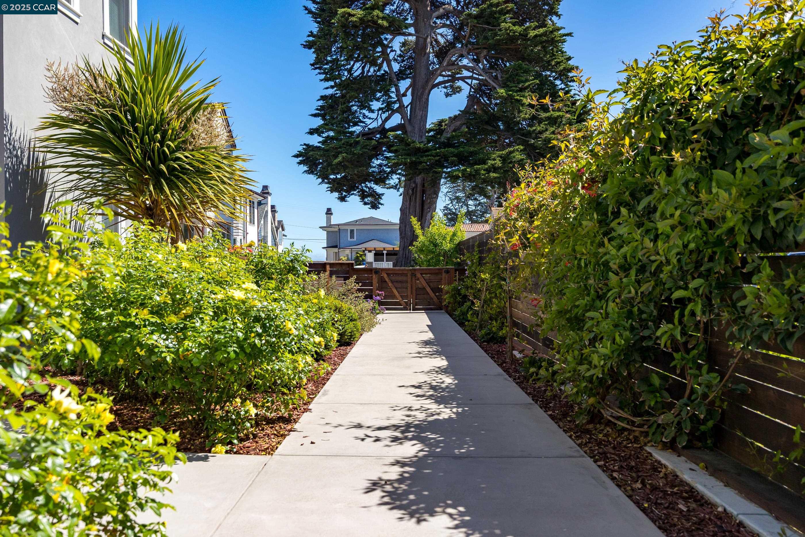 Detail Gallery Image 3 of 60 For 130 Bay Crest Rd, Santa Cruz,  CA 95062 - 3 Beds | 3/1 Baths