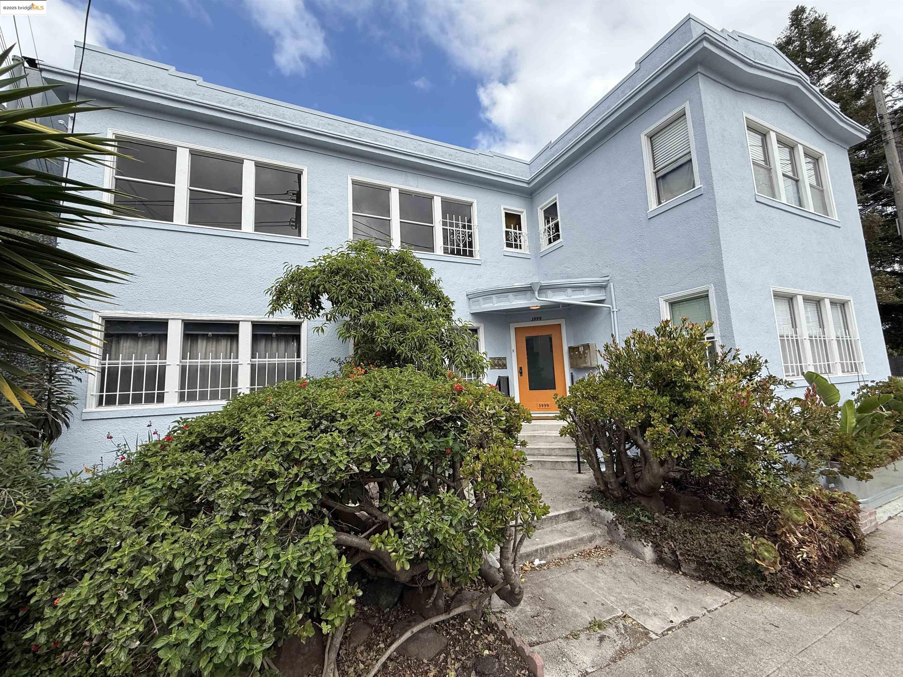 Detail Gallery Image 2 of 44 For 3999 Clarke, Oakland,  CA 94609 - – Beds | – Baths