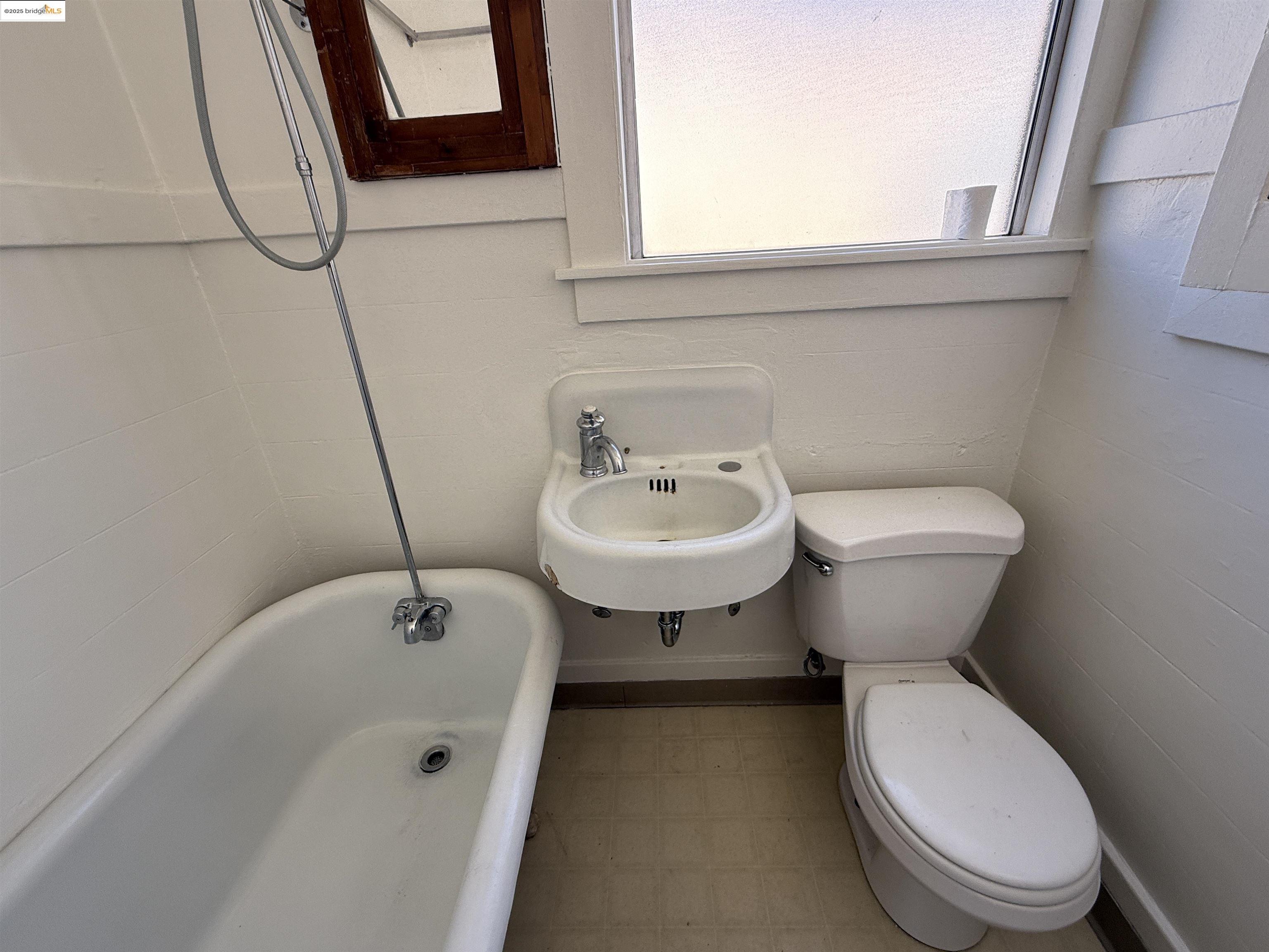 Detail Gallery Image 12 of 44 For 3999 Clarke, Oakland,  CA 94609 - – Beds | – Baths