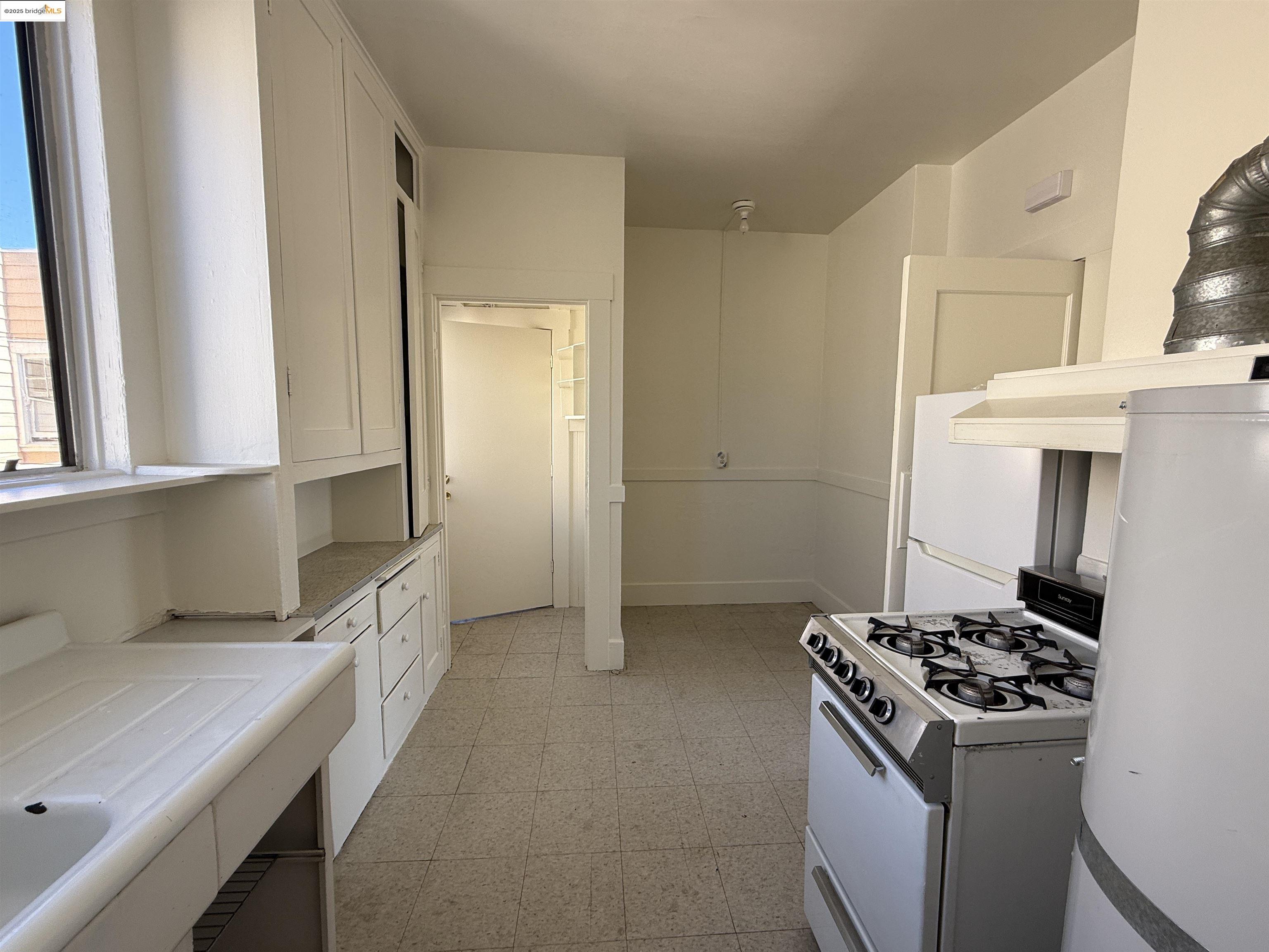 Detail Gallery Image 13 of 44 For 3999 Clarke, Oakland,  CA 94609 - – Beds | – Baths