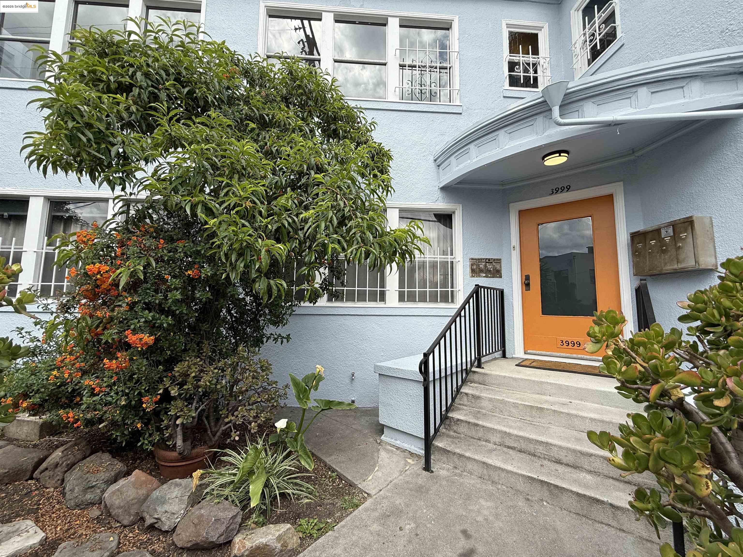 Detail Gallery Image 3 of 44 For 3999 Clarke, Oakland,  CA 94609 - – Beds | – Baths