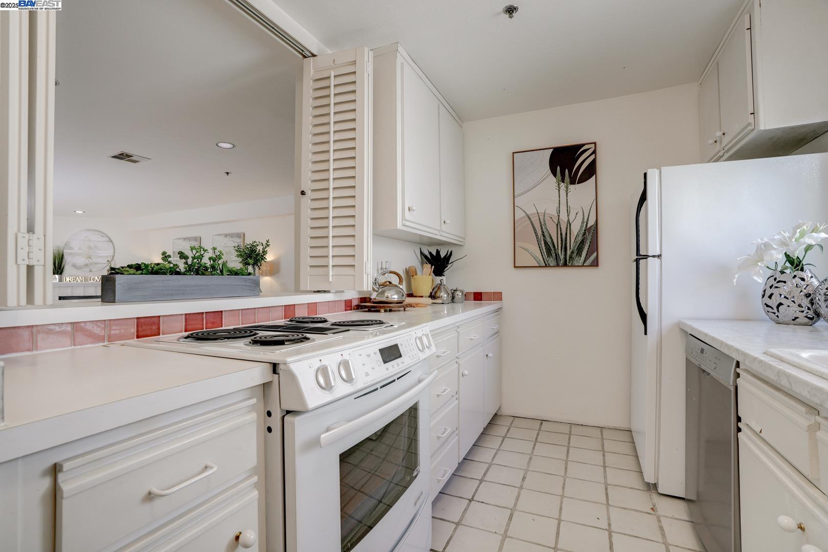 Detail Gallery Image 15 of 48 For 155 California Ave #G200,  Palo Alto,  CA 94306 - 2 Beds | 2/1 Baths