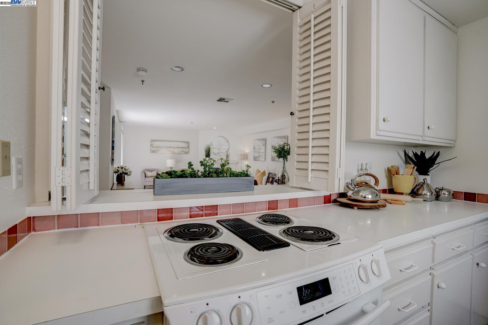 Detail Gallery Image 17 of 48 For 155 California Ave #G200,  Palo Alto,  CA 94306 - 2 Beds | 2/1 Baths