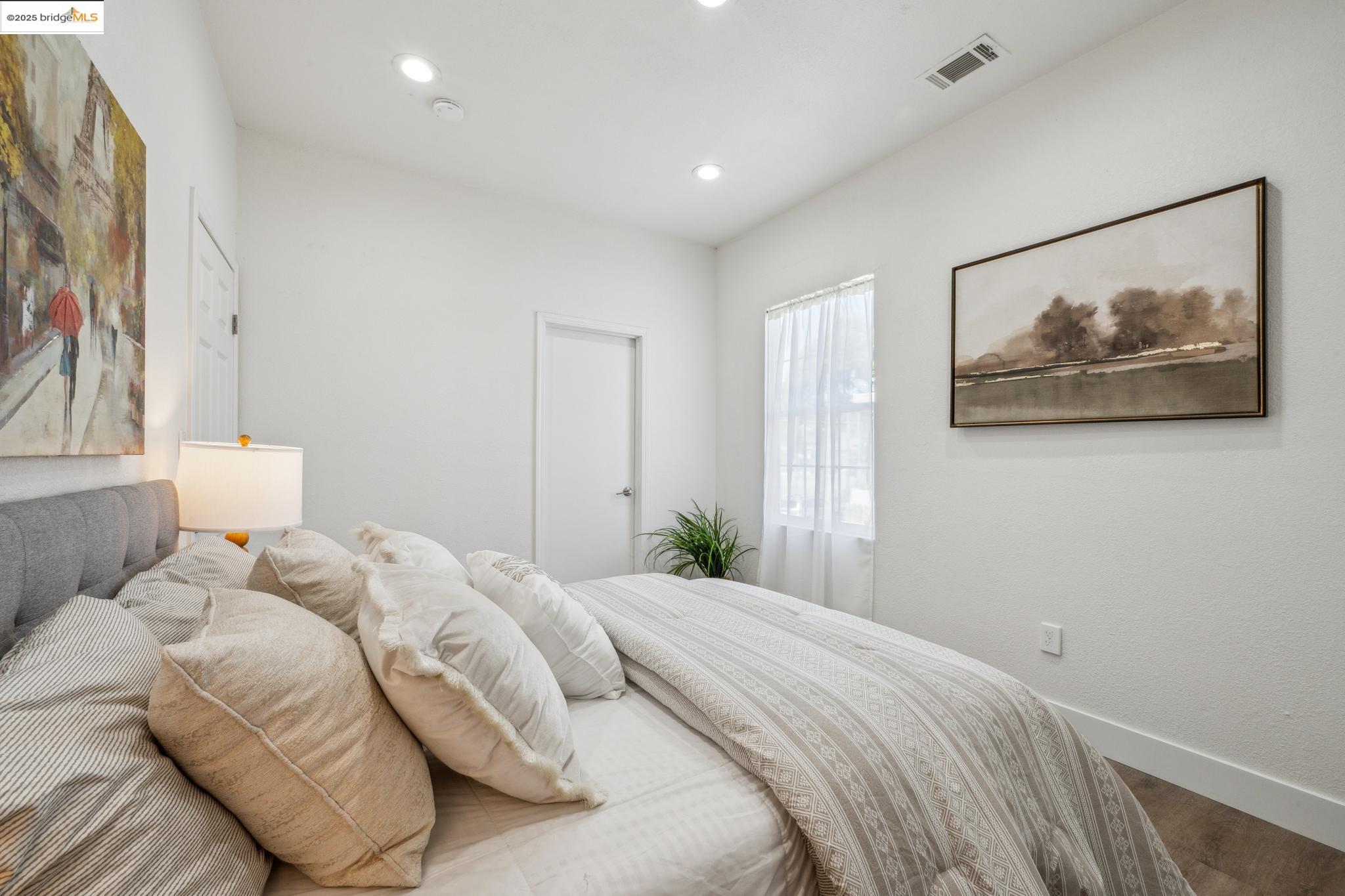Detail Gallery Image 11 of 41 For 1086 61st St, Oakland,  CA 94608 - – Beds | – Baths