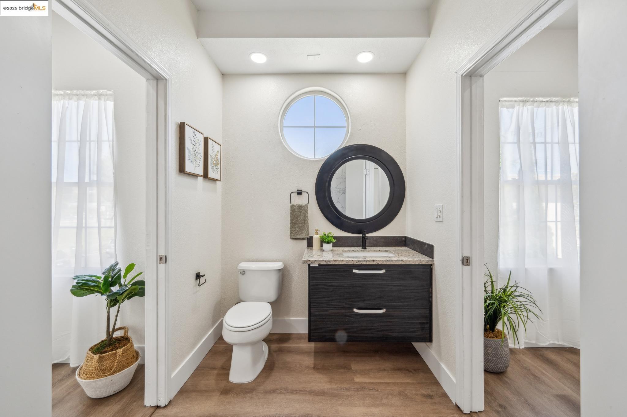 Detail Gallery Image 12 of 41 For 1086 61st St, Oakland,  CA 94608 - – Beds | – Baths