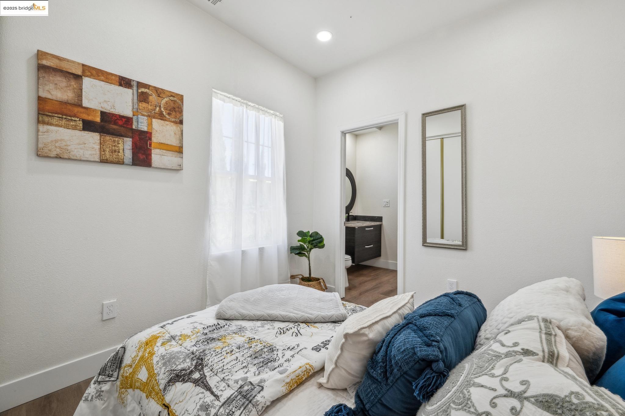 Detail Gallery Image 14 of 41 For 1086 61st St, Oakland,  CA 94608 - – Beds | – Baths