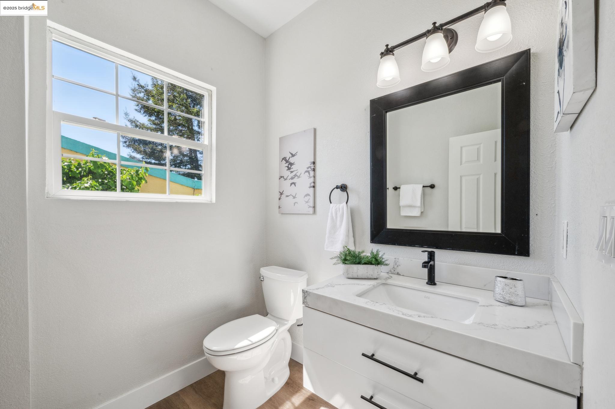 Detail Gallery Image 22 of 41 For 1086 61st St, Oakland,  CA 94608 - – Beds | – Baths